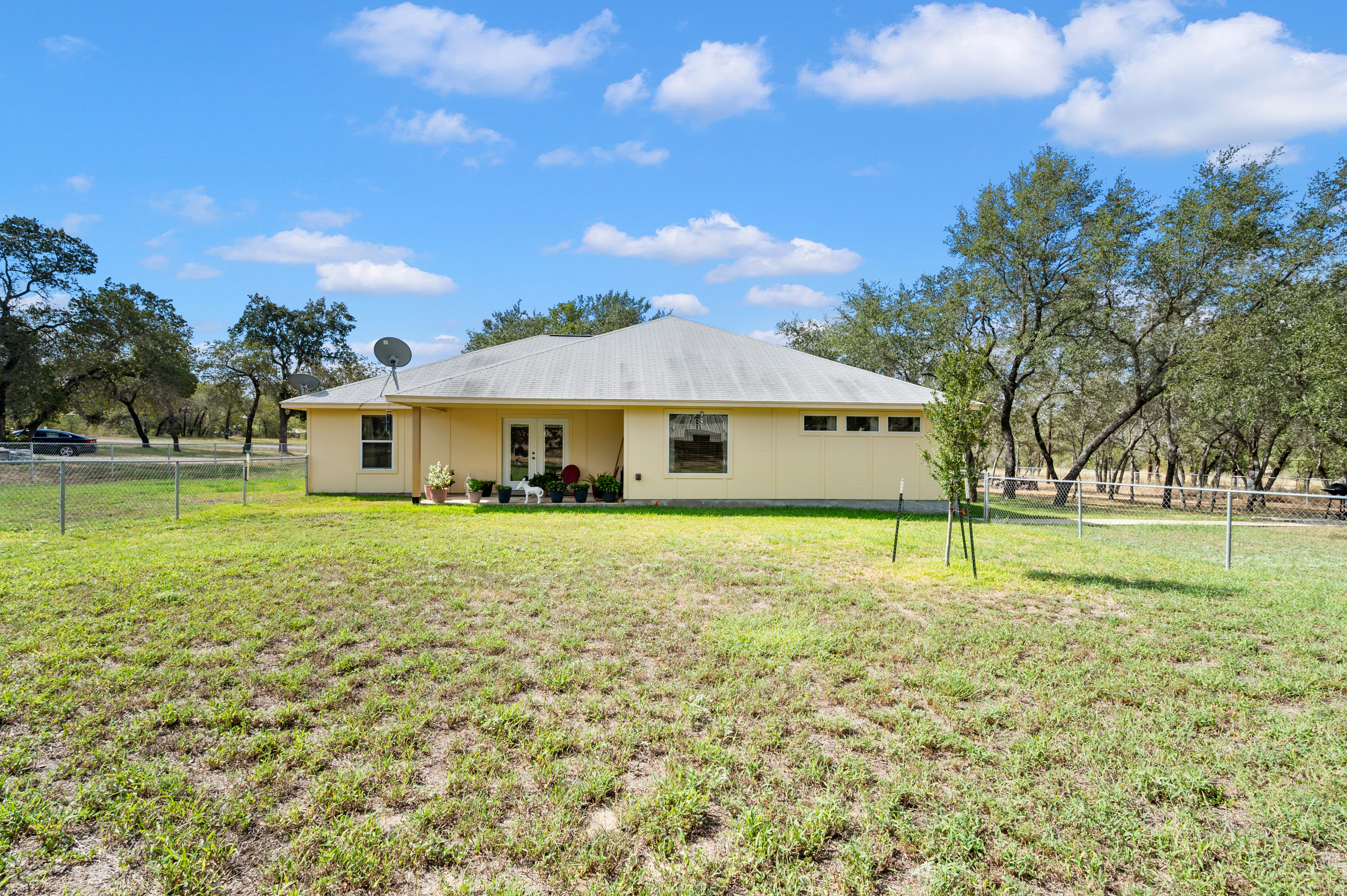  Spacious Poteet Home on 1.02 Acres - 物件實景