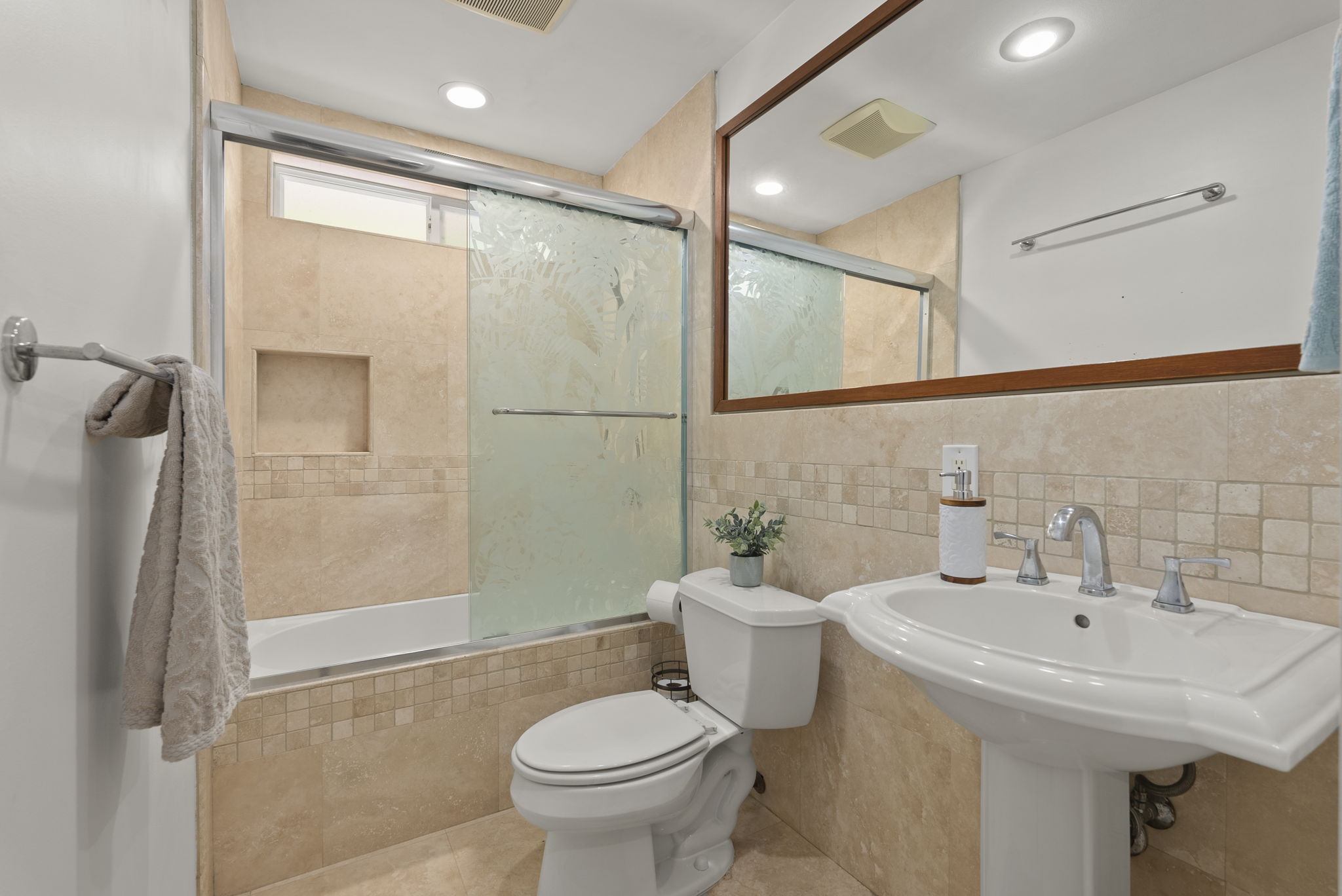 Kailua, Hawaii, 96734, United States, 6 Bedrooms Bedrooms, ,4 BathroomsBathrooms,Residential,For Sale,1981977