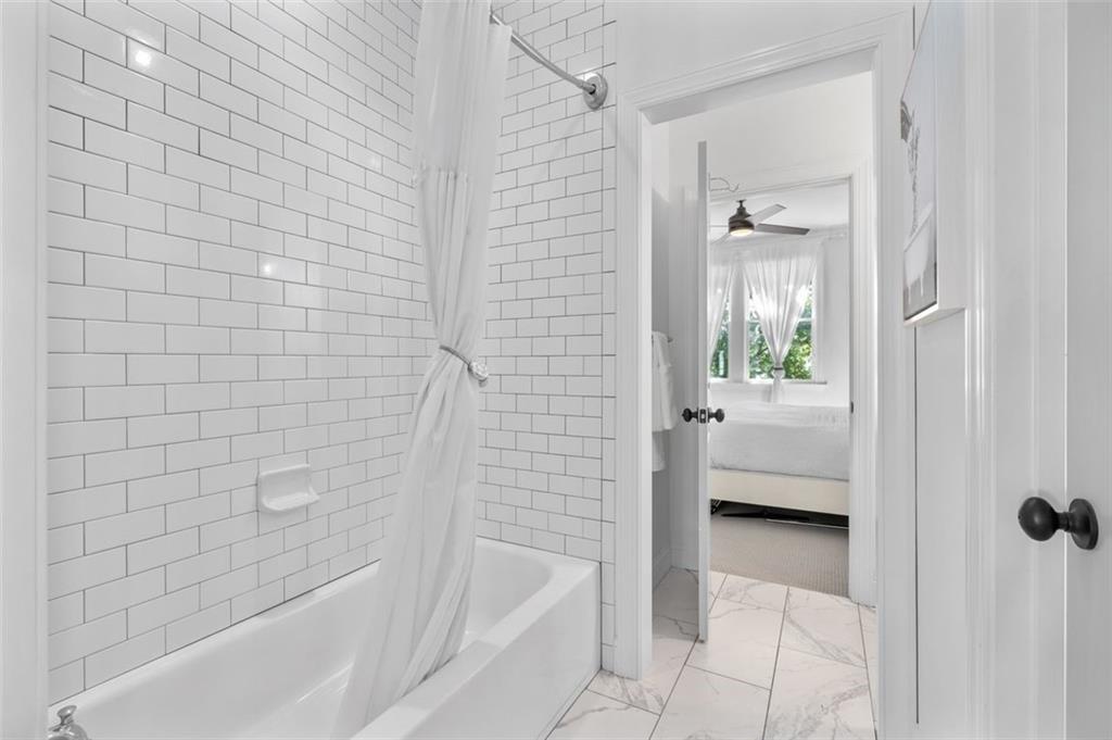 Atlanta, Georgia, 30324, United States, 3 Bedrooms Bedrooms, ,3 BathroomsBathrooms,Residential,For Sale,1948328