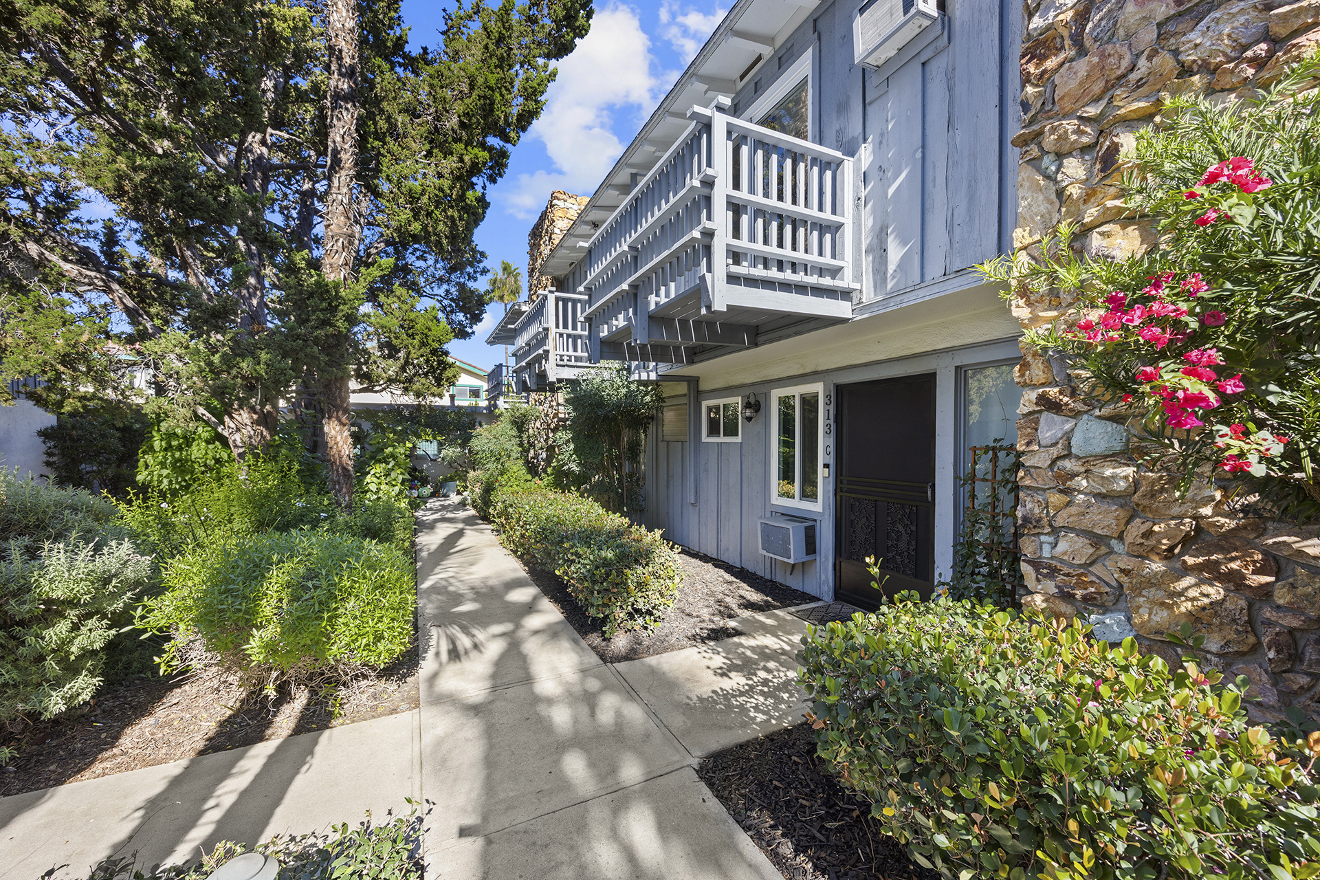 Fullerton, California, 92831, United States, 2 Bedrooms Bedrooms, ,1 BathroomBathrooms,Residential,For Sale,2002519