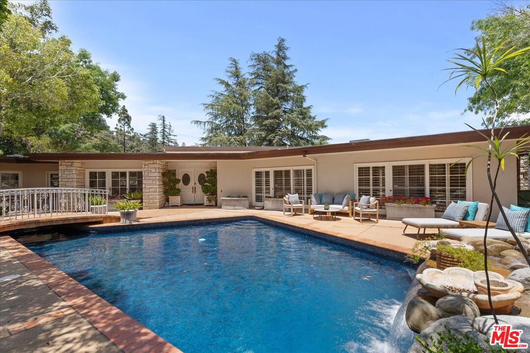 Los Angeles, California, 90077, United States, 4 Bedrooms Bedrooms, ,5 BathroomsBathrooms,Residential,For Sale,1862324