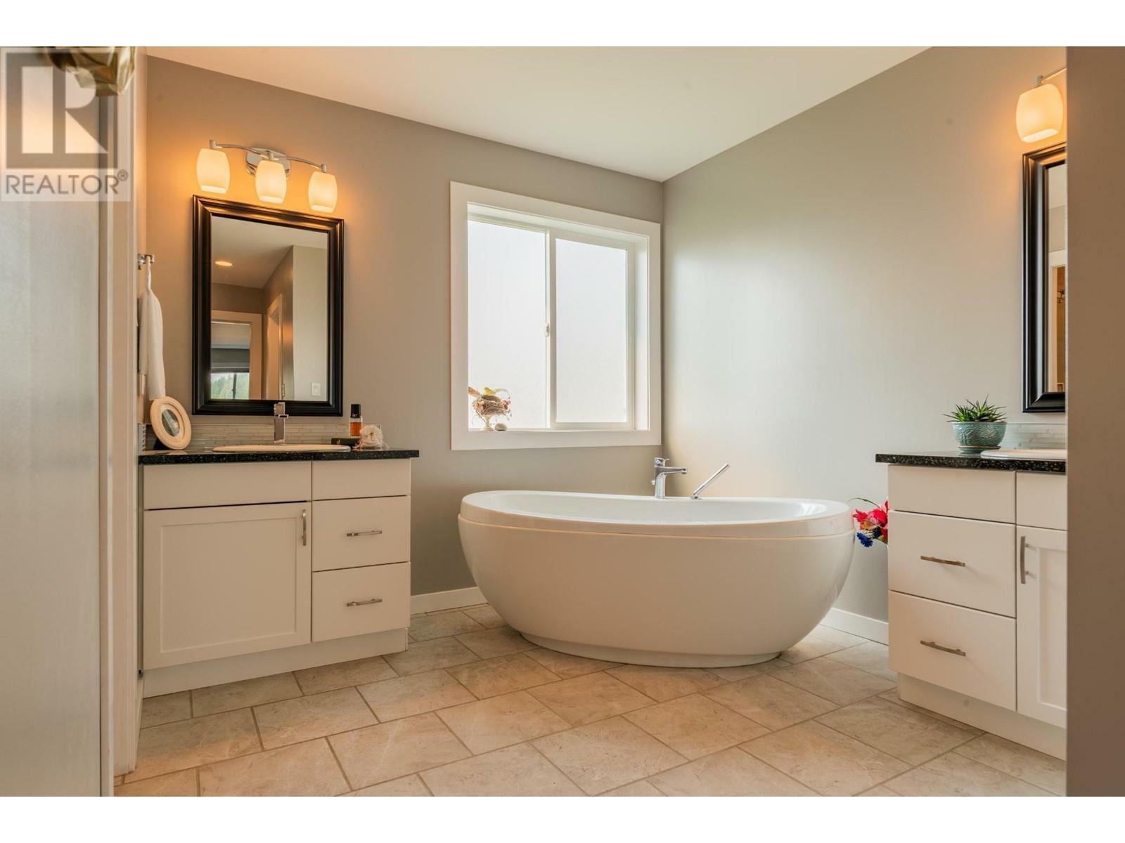 CASTLEGAR, British Columbia, V1N 4X8, CA, 4 Bedrooms Bedrooms, ,2 BathroomsBathrooms,Residential,For Sale,1839232