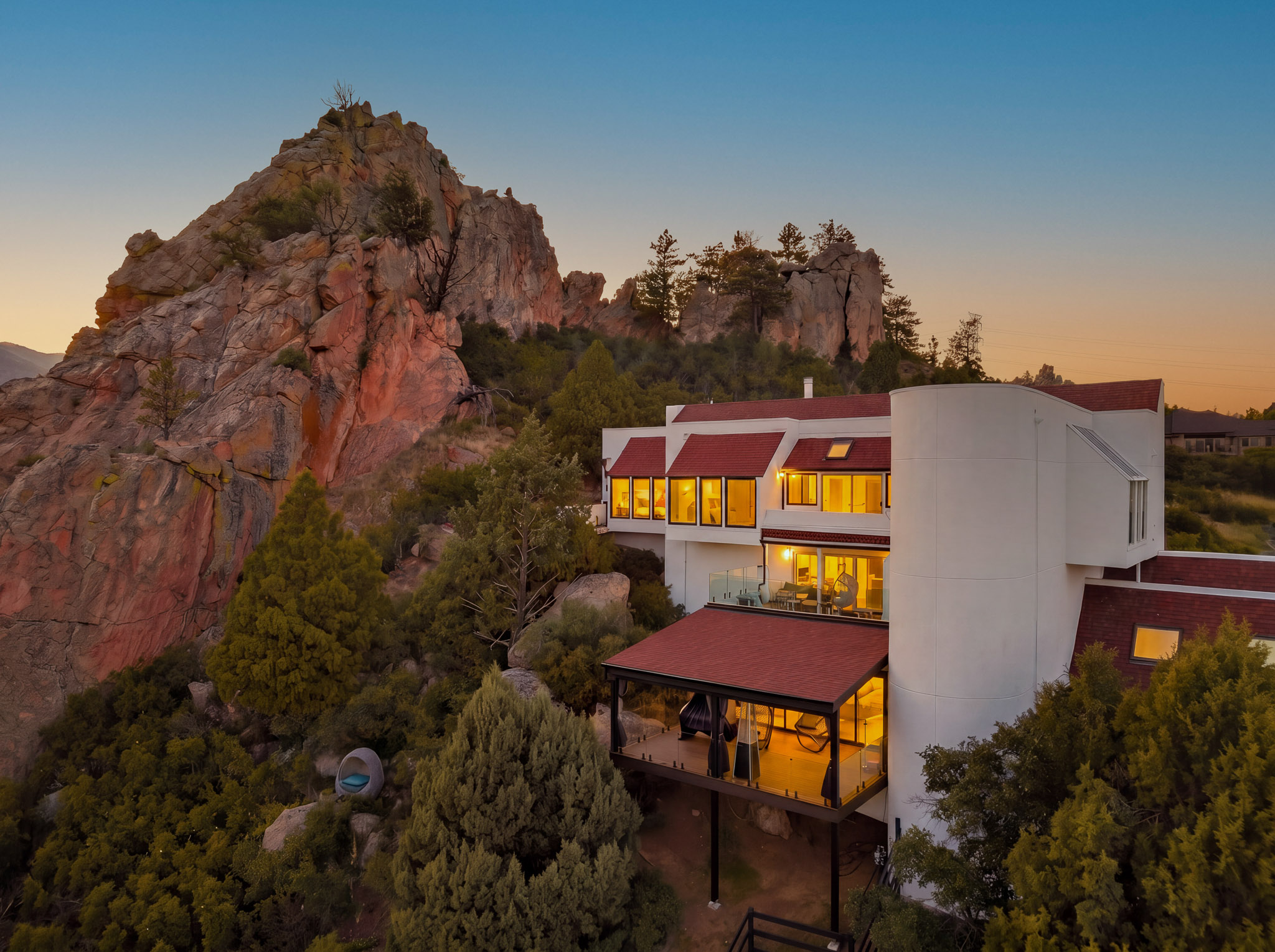  Set against the red rocks of Perry Park with a bold white stucco exterior - 物件實景