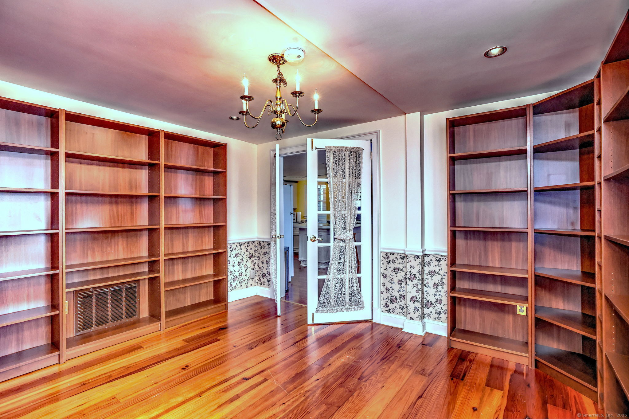 Milford, Connecticut, 06460, United States, 2 Bedrooms Bedrooms, ,2 BathroomsBathrooms,Residential,For Sale,1987873