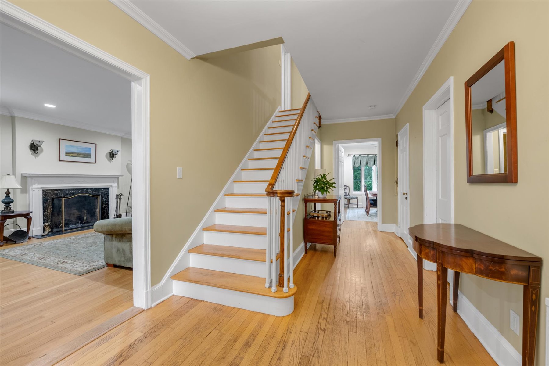  “DETACHED BRICK AND STONE HOME IN FOREST HILLS GARDENS? - 物件實景