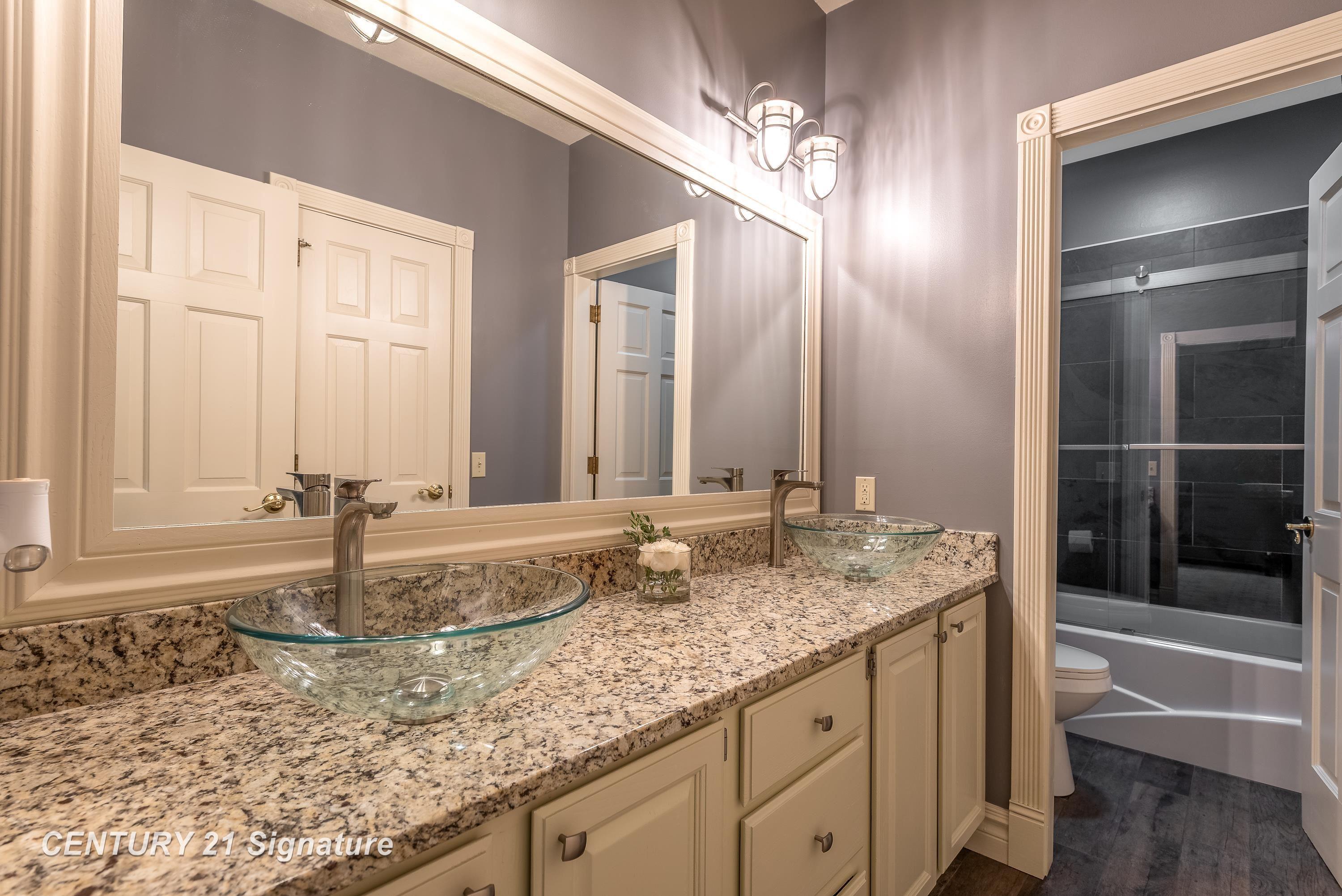 Midland, Michigan, 48642, United States, 5 Bedrooms Bedrooms, ,6 BathroomsBathrooms,Residential,For Sale,1977241