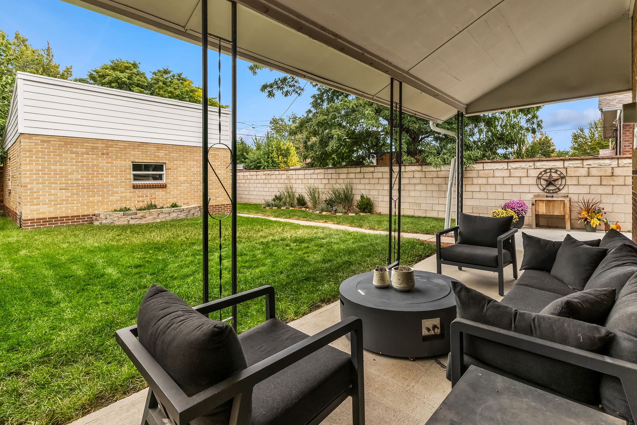  Sunny, bright, and move-in ready. Brimming with updates inside & out - 物件實景