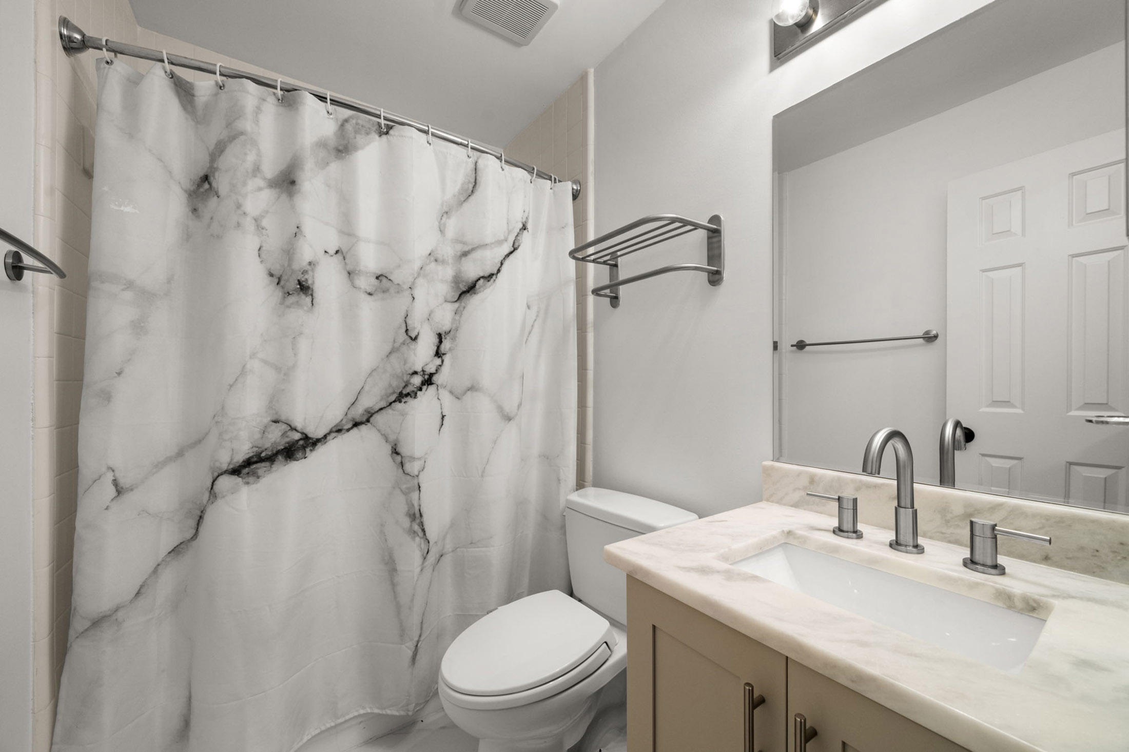 Stunning Turn-key Townhome Tucked Away in Desirable Woodbridge Crossing - 物件實景