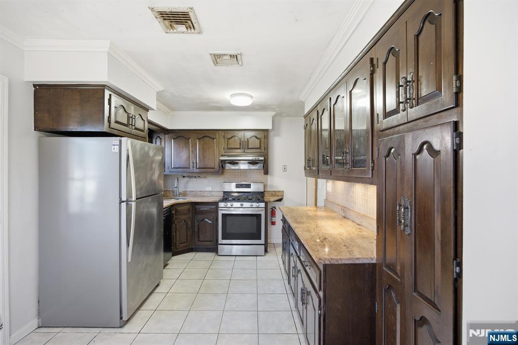 Fort Lee, New Jersey, 07024, United States, 4 Bedrooms Bedrooms, ,3 BathroomsBathrooms,Residential,For Sale,2003109