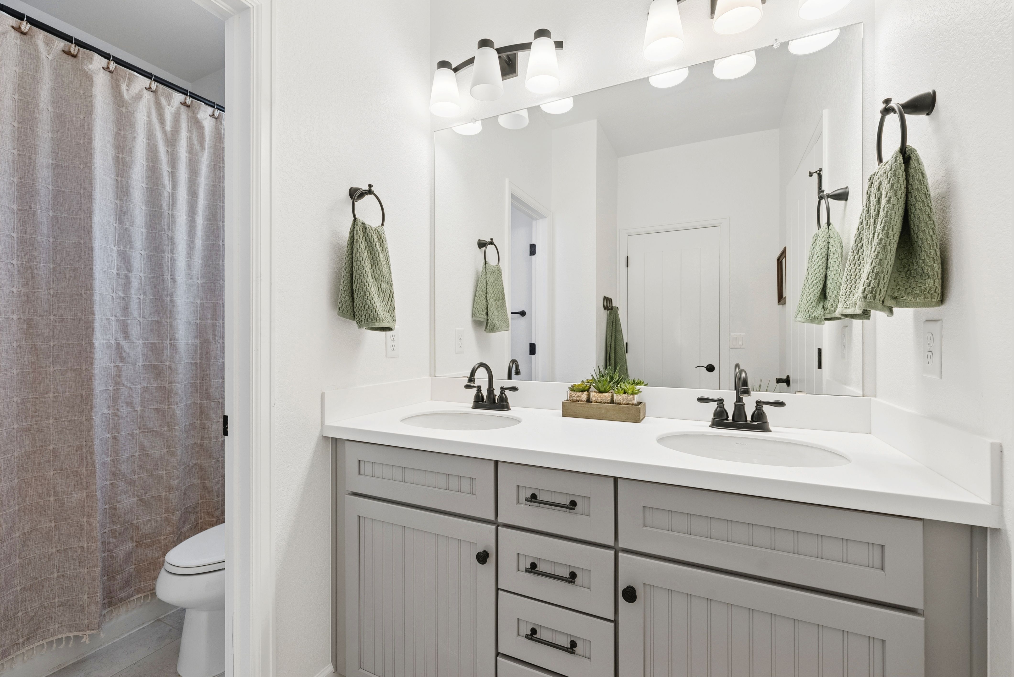  Newer construction, thoughtful design, and beautifully scaled spaces - 物件實景