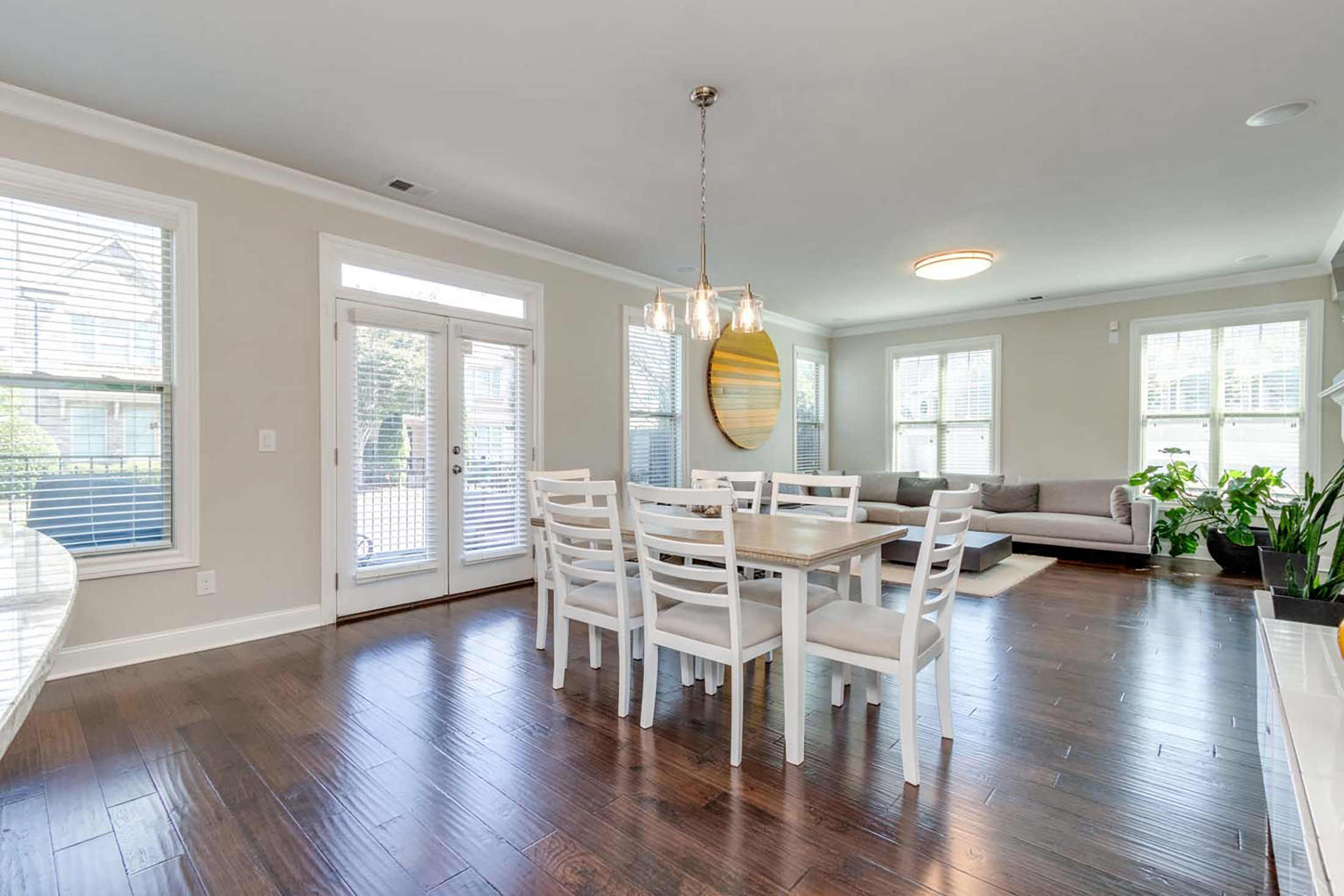  Four-Bedroom Brick Corner Lot in Jamestown - 物件實景