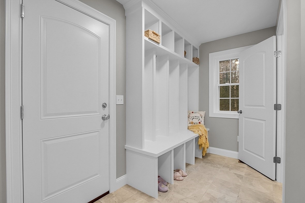 Leominster, Massachusetts, 01453, United States, 4 Bedrooms Bedrooms, ,3 BathroomsBathrooms,Residential,For Sale,1828563