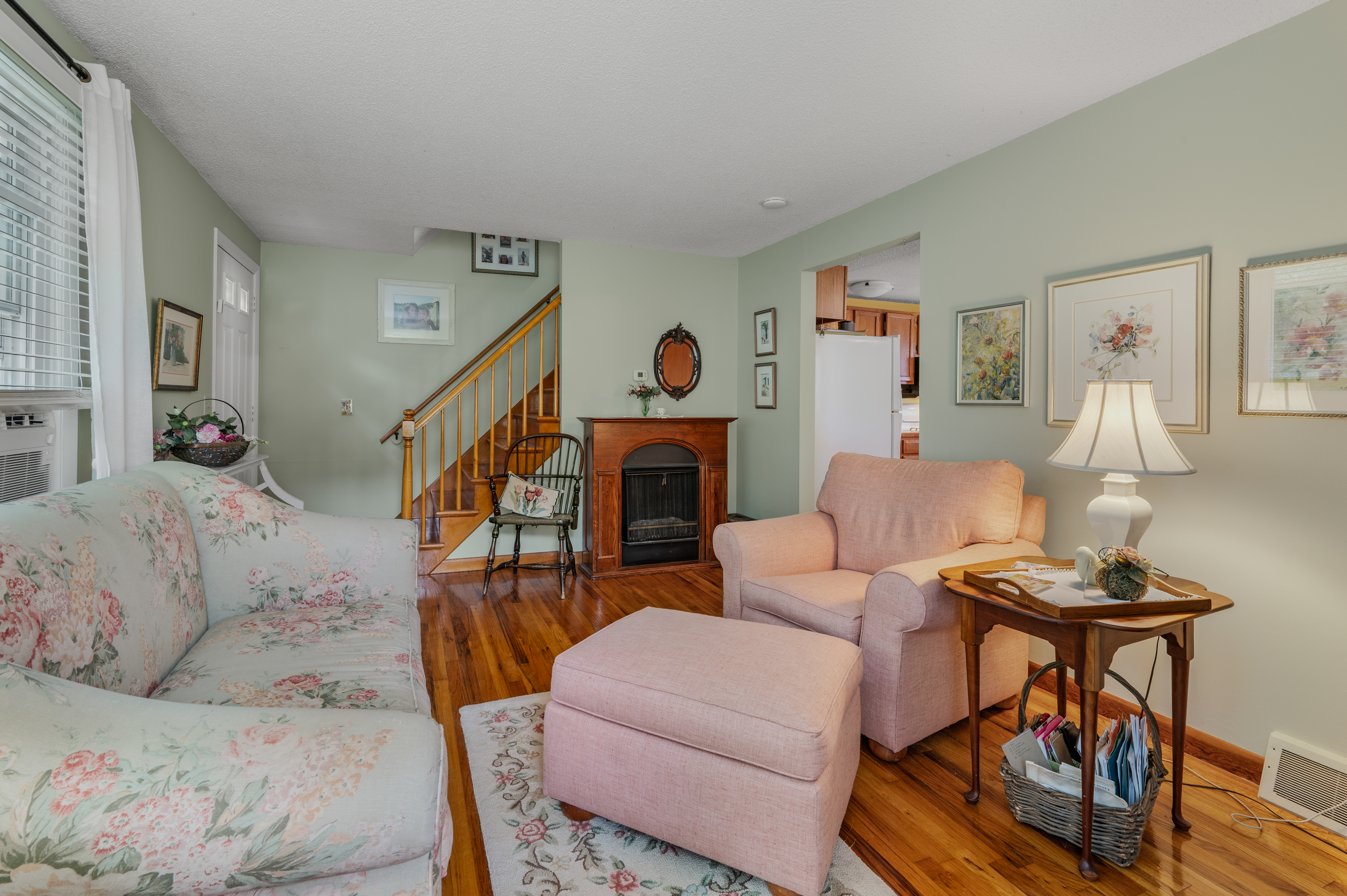  Discover easy coastal living in this sun-drenched Niantic townhouse. - 物件實景