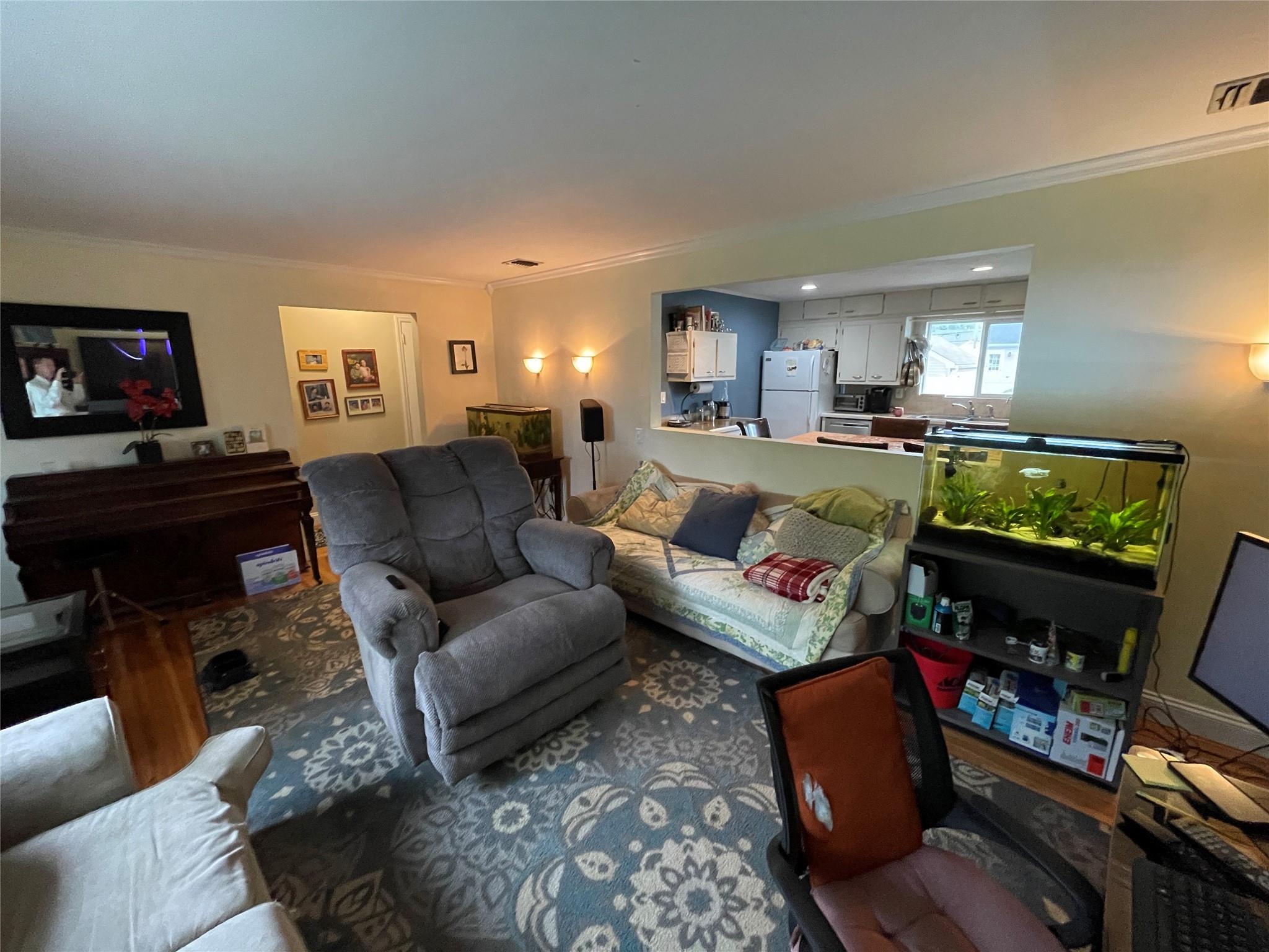 Lindenhurst, New York, 11757, United States, 3 Bedrooms Bedrooms, ,2 BathroomsBathrooms,Residential,For Sale,1920601