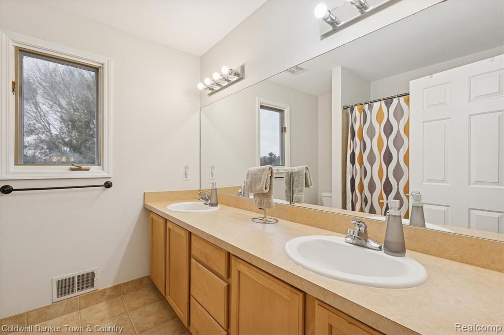 Highland, Michigan, 48357, United States, 4 Bedrooms Bedrooms, ,4 BathroomsBathrooms,Residential,For Sale,2003066