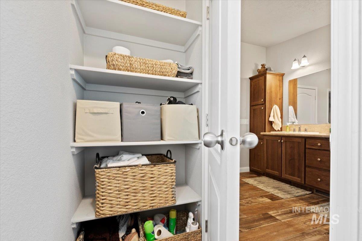 Boise, Idaho, 83716, United States, 4 Bedrooms Bedrooms, ,2 BathroomsBathrooms,Residential,For Sale,1990329