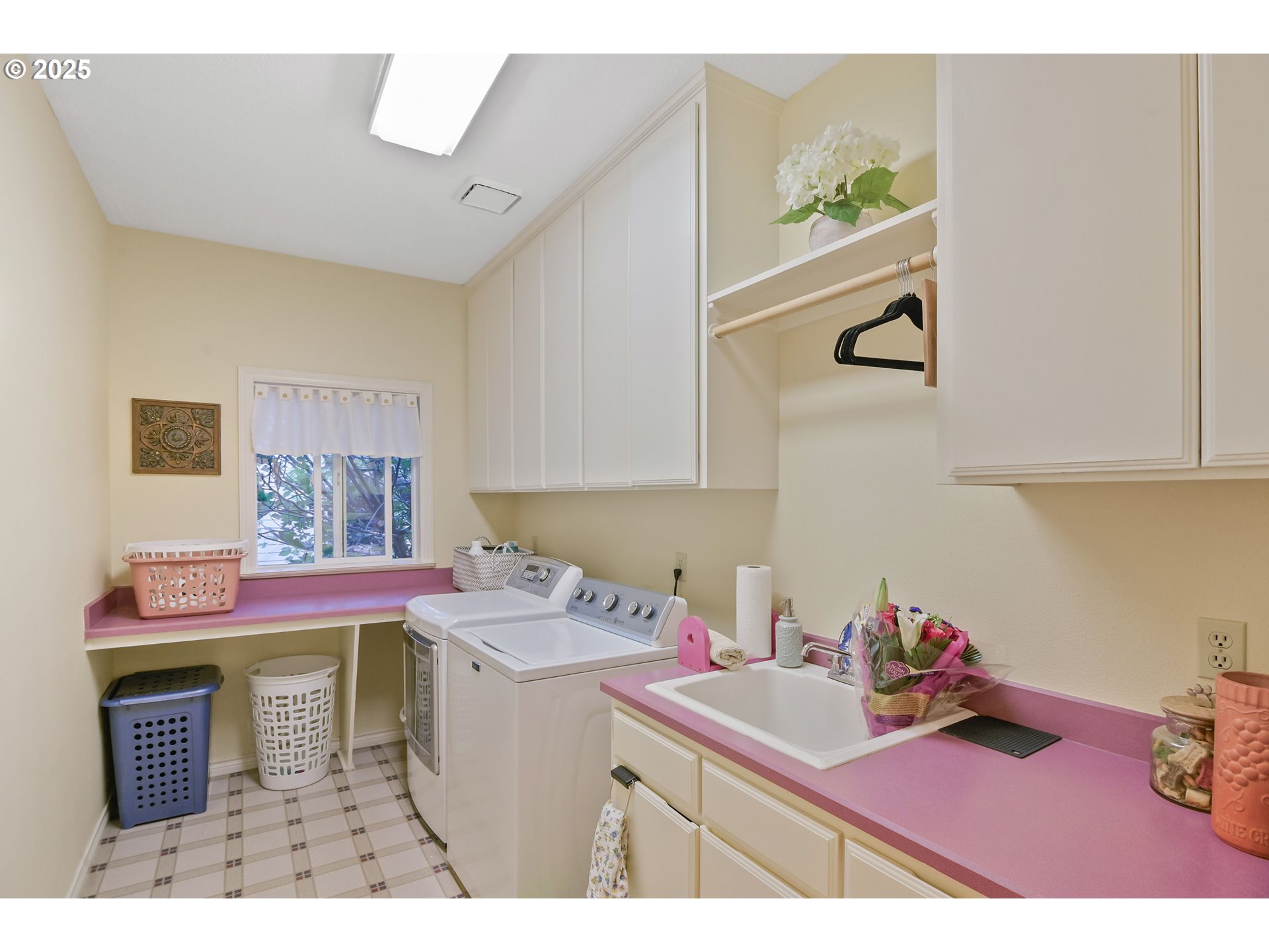 Portland, Oregon, 97223, United States, 4 Bedrooms Bedrooms, ,2 BathroomsBathrooms,Residential,For Sale,1892030