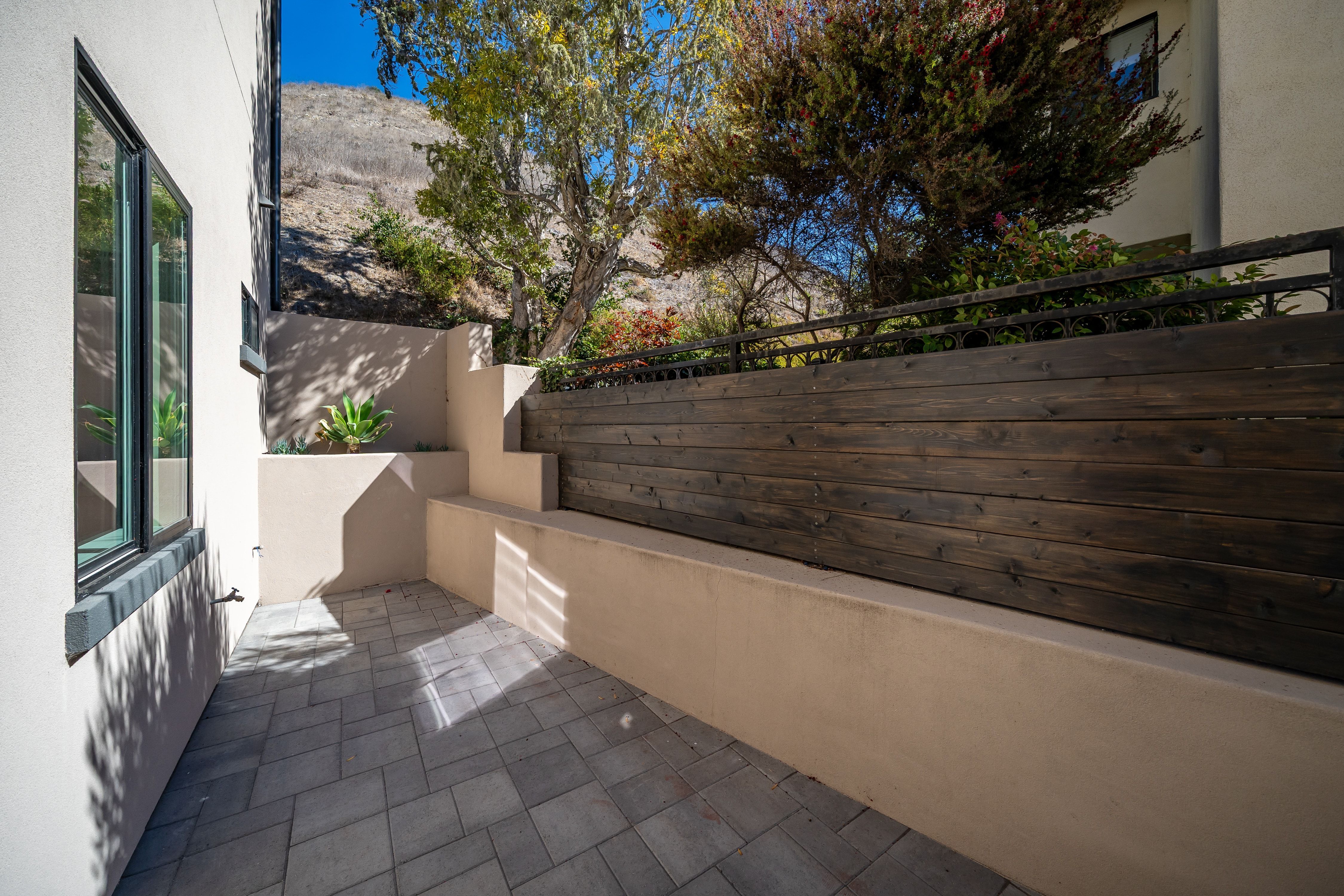  Perched in the Gated Enclave of Barcelona View Estates - 物件實景