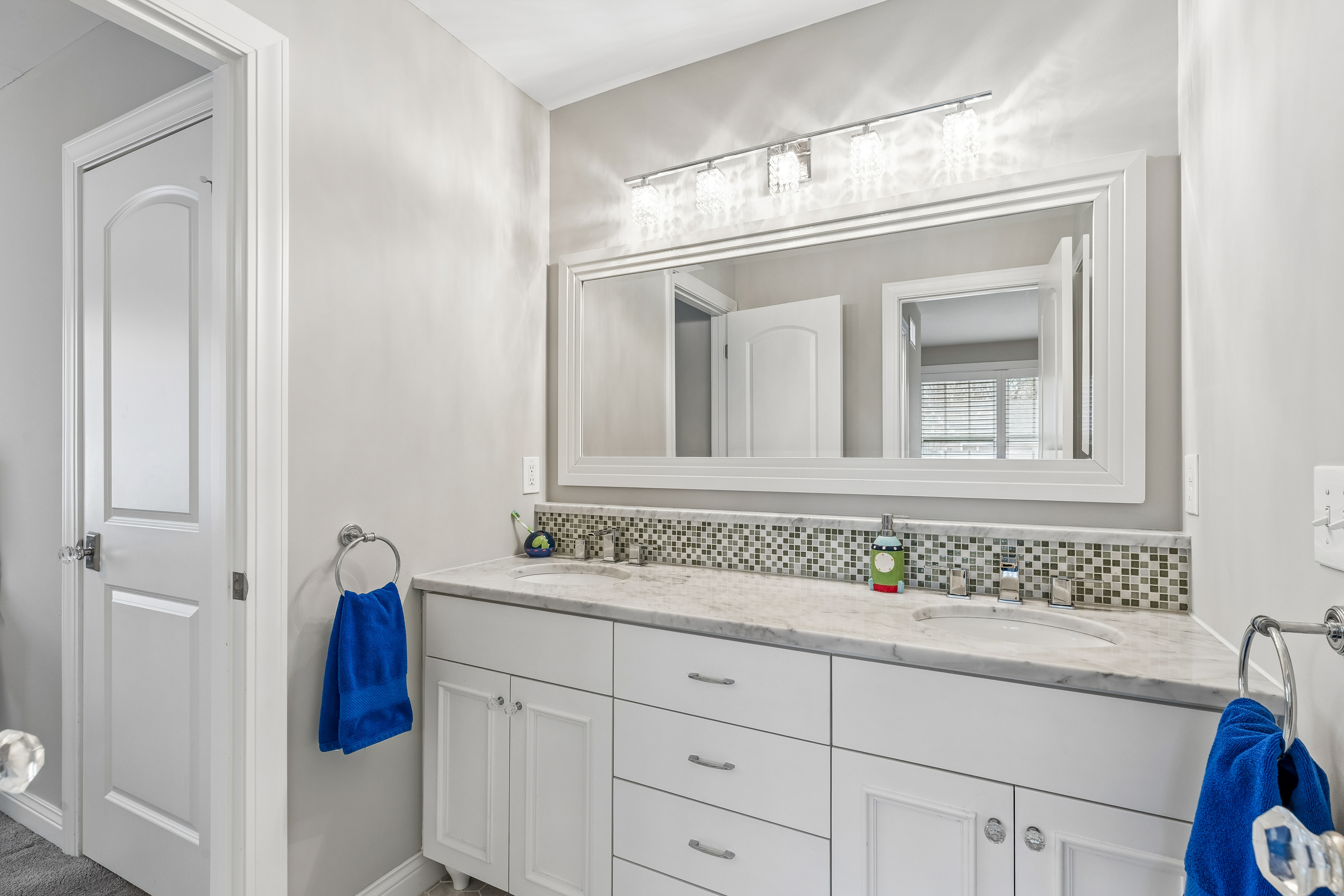  Elegant Living in Edina’s Yancey Park - 物件實景