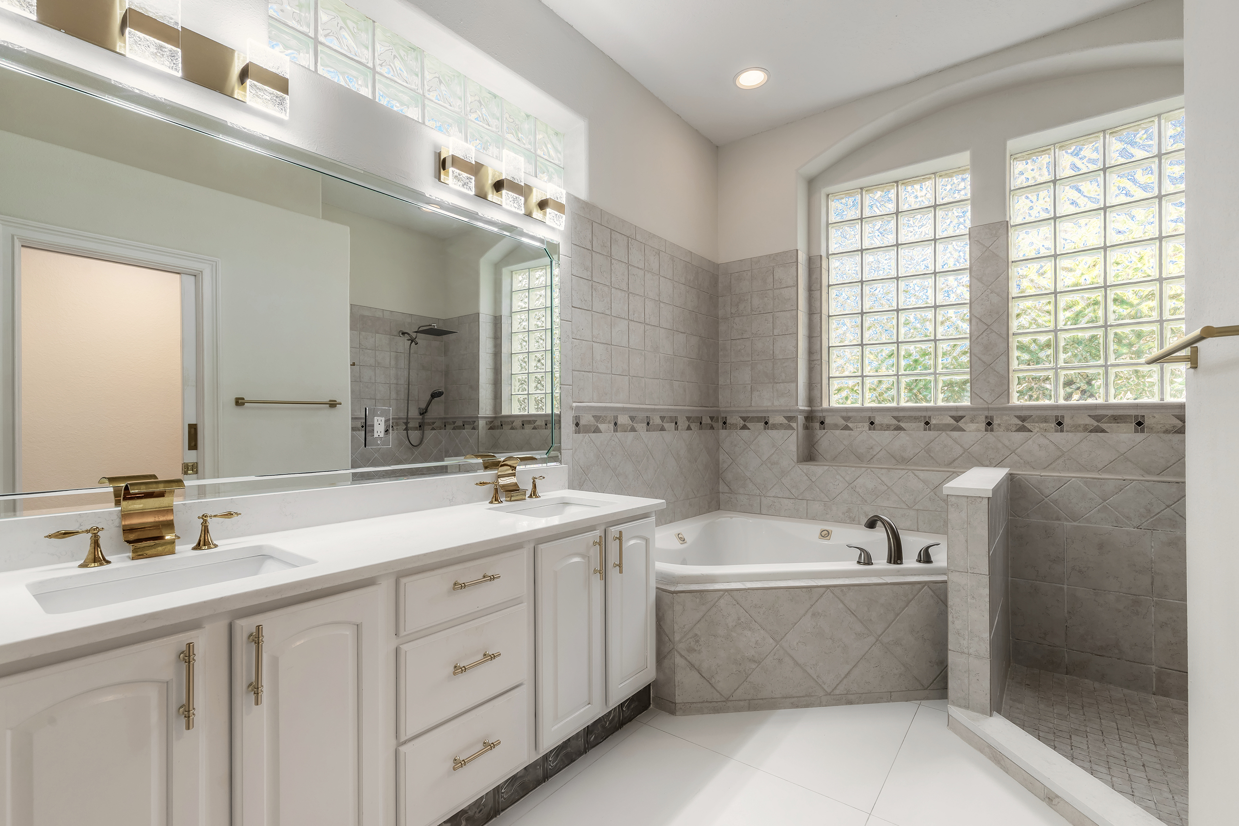 Daytona Beach, Florida, 32124, United States, 5 Bedrooms Bedrooms, ,4 BathroomsBathrooms,Residential,For Sale,2006264