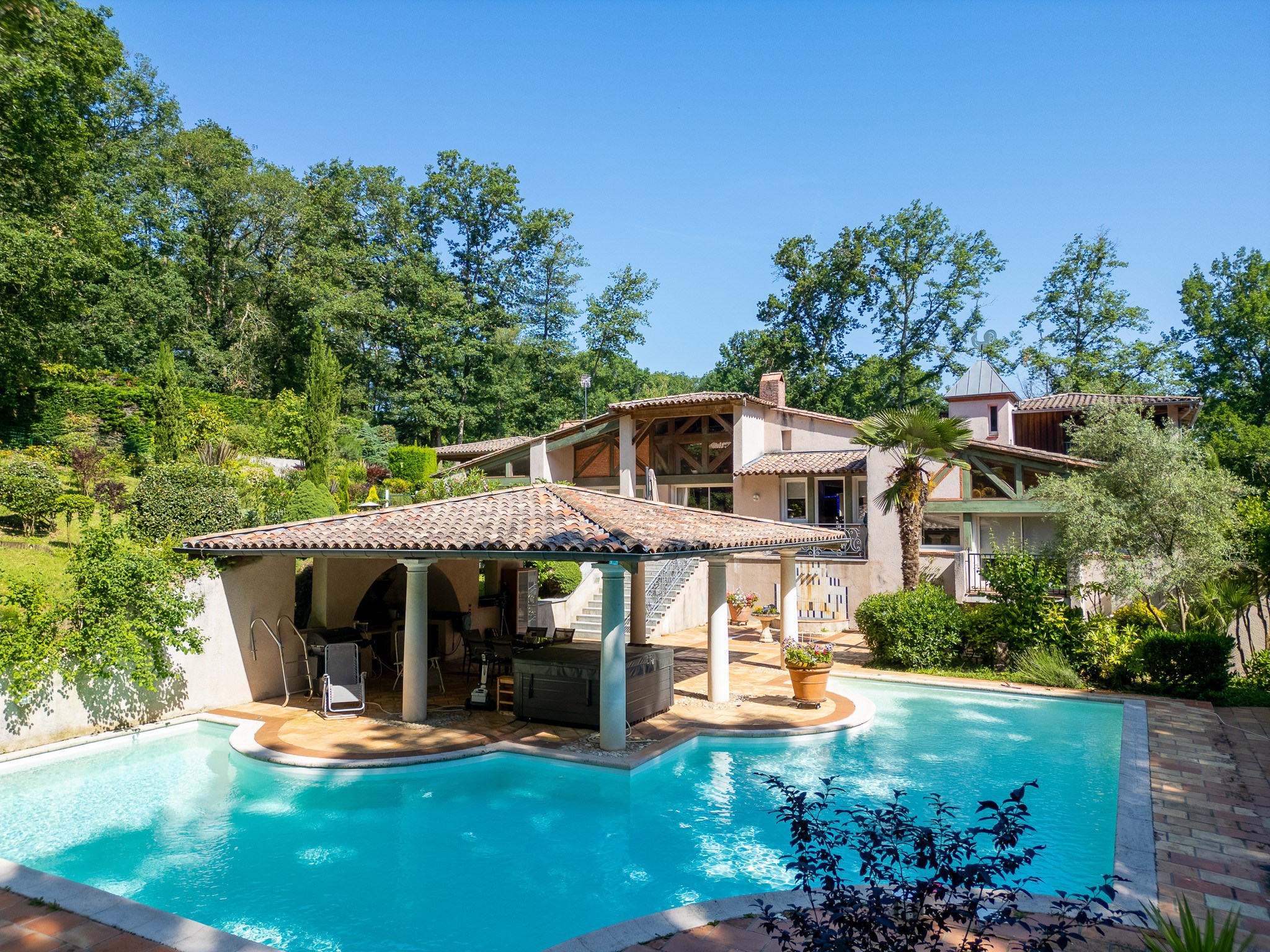  Superb property set in landscaped grounds near an 18-hole golf course. - 物件實景