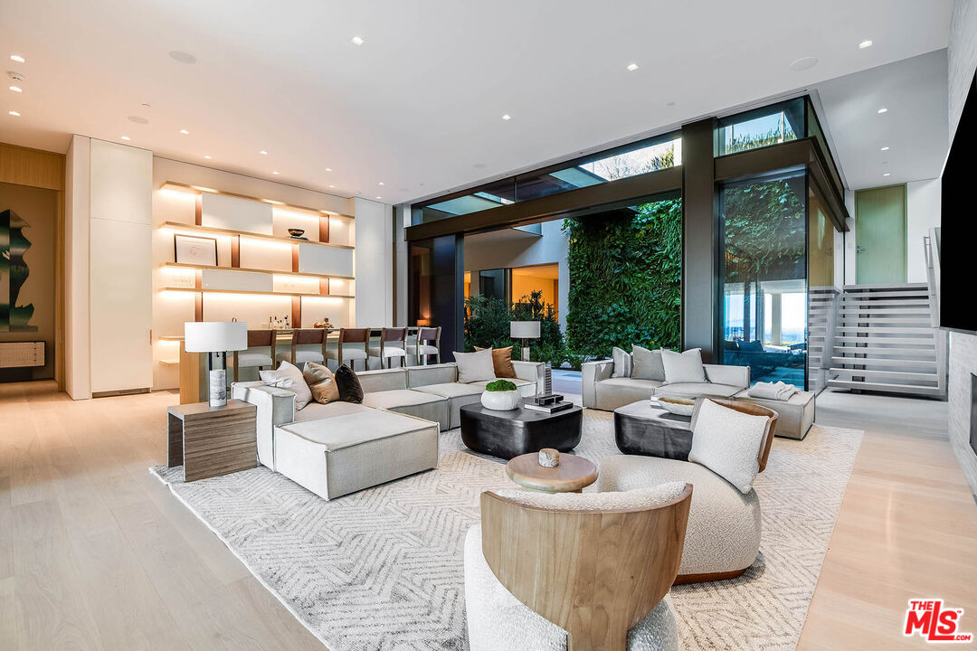 Los Angeles, California, 90069, United States, 7 Bedrooms Bedrooms, ,9 BathroomsBathrooms,Residential,For Sale,1925200