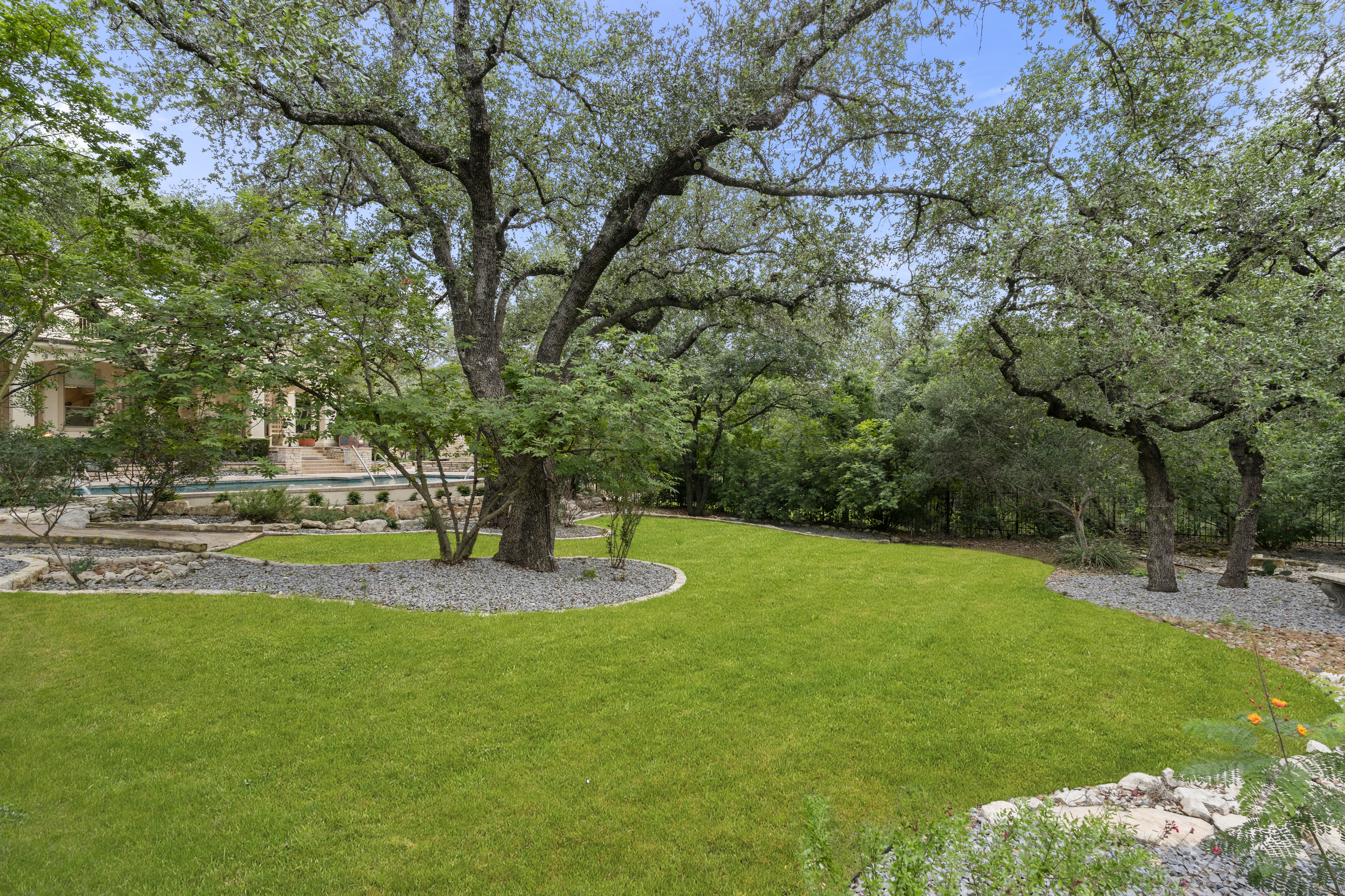  Grand Dominion Estate Showcasing Luxury, Privacy & Architectural Excellence - 物件實景
