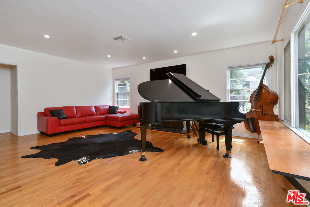 Los Angeles, California, 90077, United States, 3 Bedrooms Bedrooms, ,2 BathroomsBathrooms,Residential,For Sale,1901054