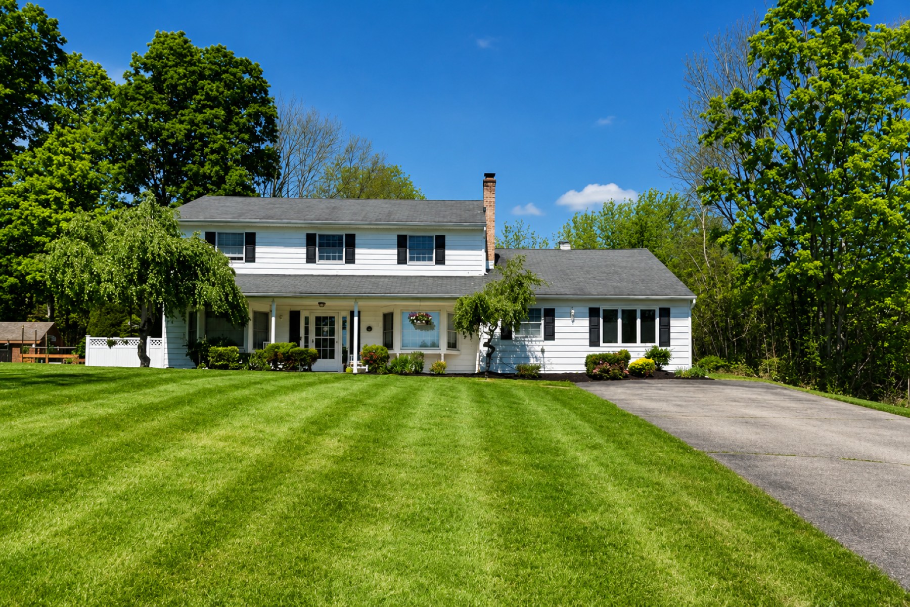  ?Glenwood? Neighborhood Colonial Offers Privacy and Flexibility - 物件實景