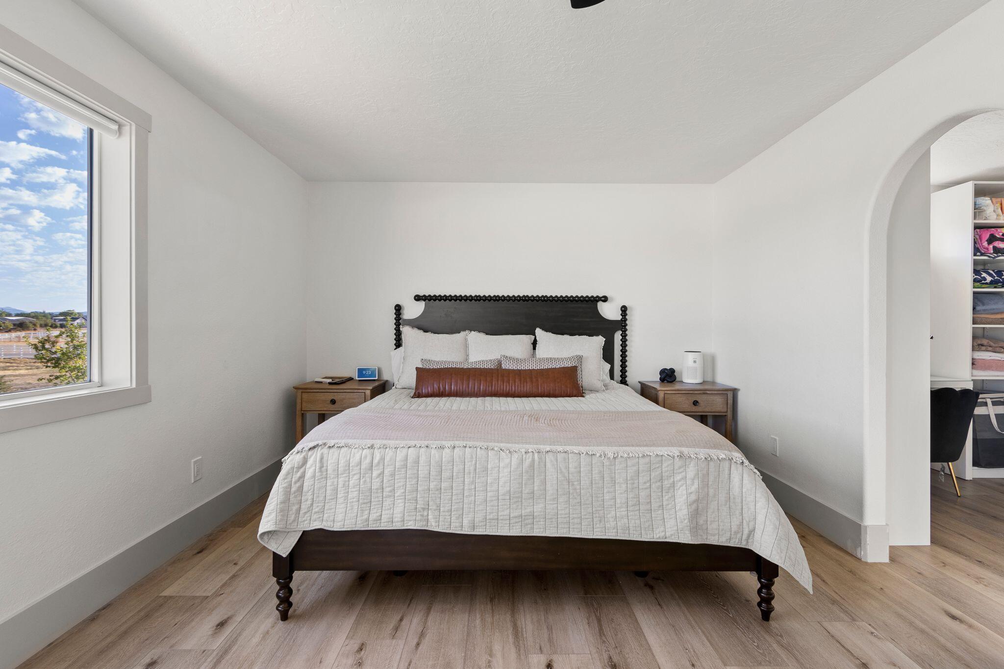 Parowan, Utah, 84761, United States, 6 Bedrooms Bedrooms, ,5 BathroomsBathrooms,Residential,For Sale,1995430