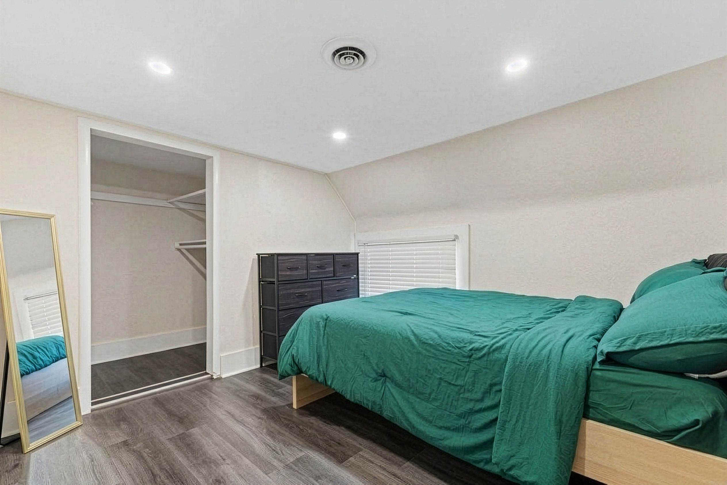  Prime Bay View Investment: Updated Duplex with 4-Car Garage Near Lake Michigan - 物件實景