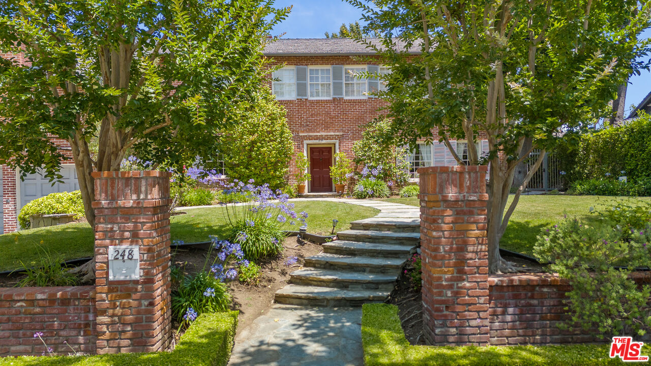 Los Angeles, California, 90004, United States, 6 Bedrooms Bedrooms, ,7 BathroomsBathrooms,Residential,For Sale,1907510