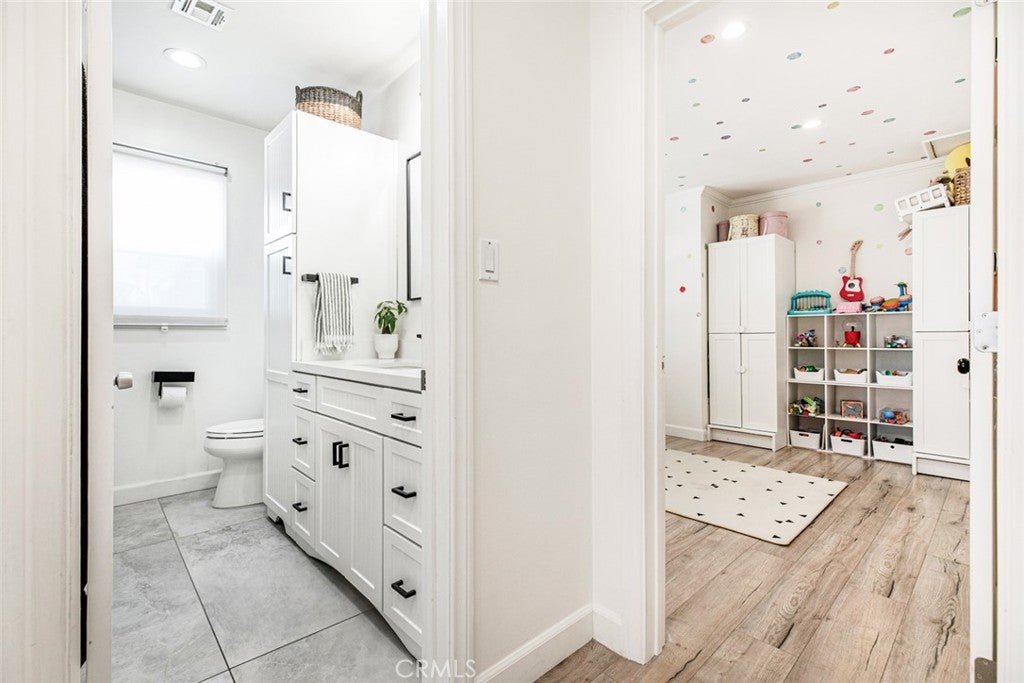 Van Nuys, California, 91402, United States, 3 Bedrooms Bedrooms, ,1 BathroomBathrooms,Residential,For Sale,1949812