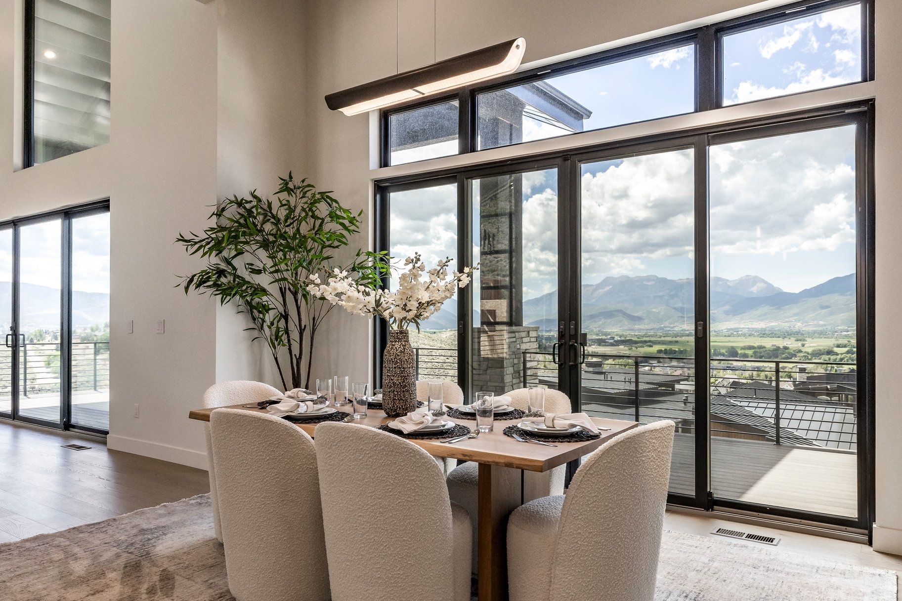  Upgraded Luxury Living with Panoramic Mountain Views - 物件實景
