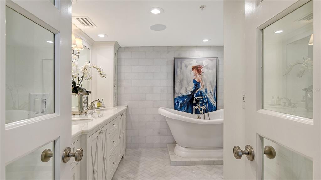 Longboat Key, Florida, 34228, United States, 3 Bedrooms Bedrooms, ,4 BathroomsBathrooms,Residential,For Sale,1777241