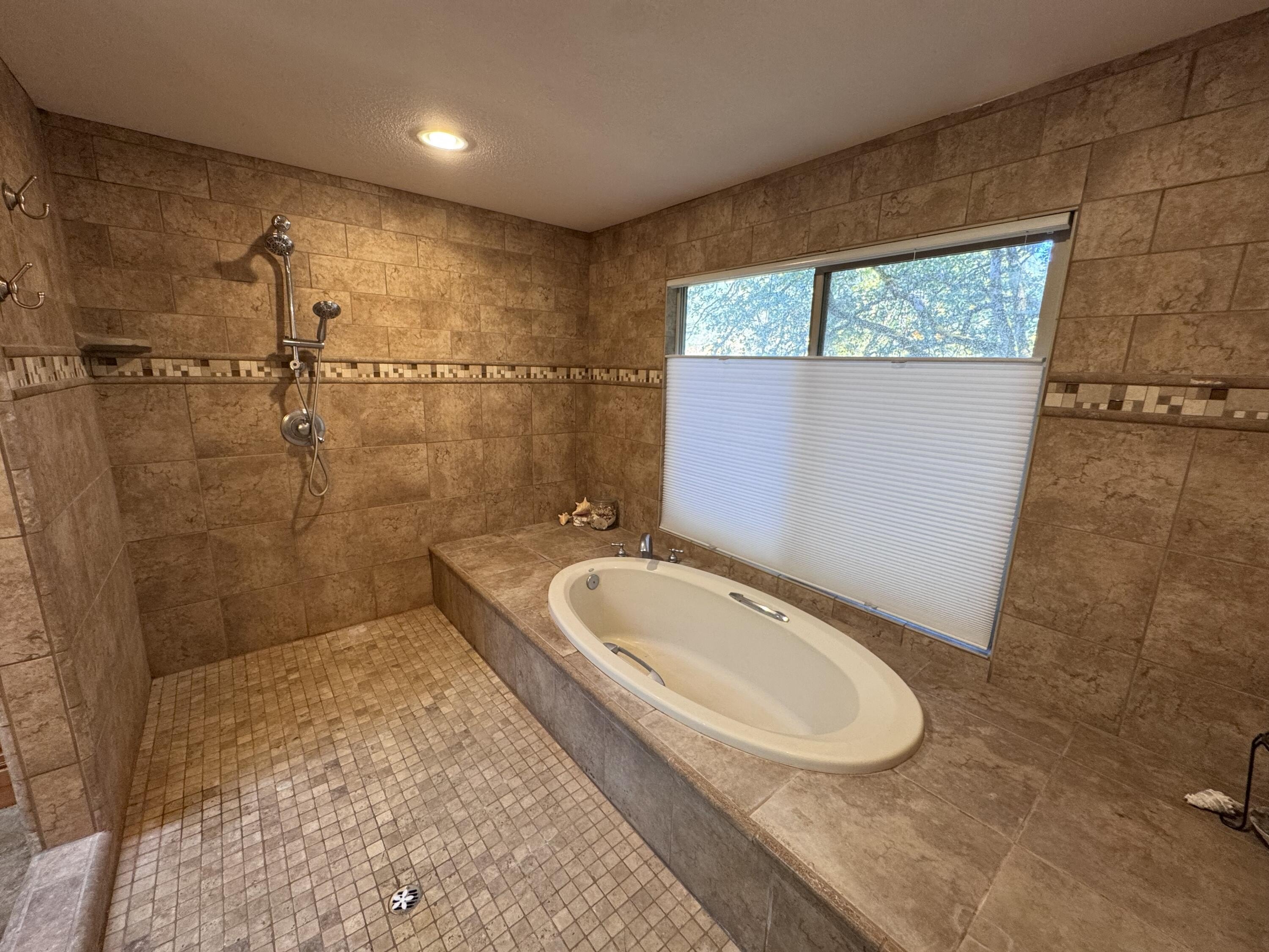 Rogue River, Oregon, 97537, United States, 3 Bedrooms Bedrooms, ,4 BathroomsBathrooms,Residential,For Sale,1982617