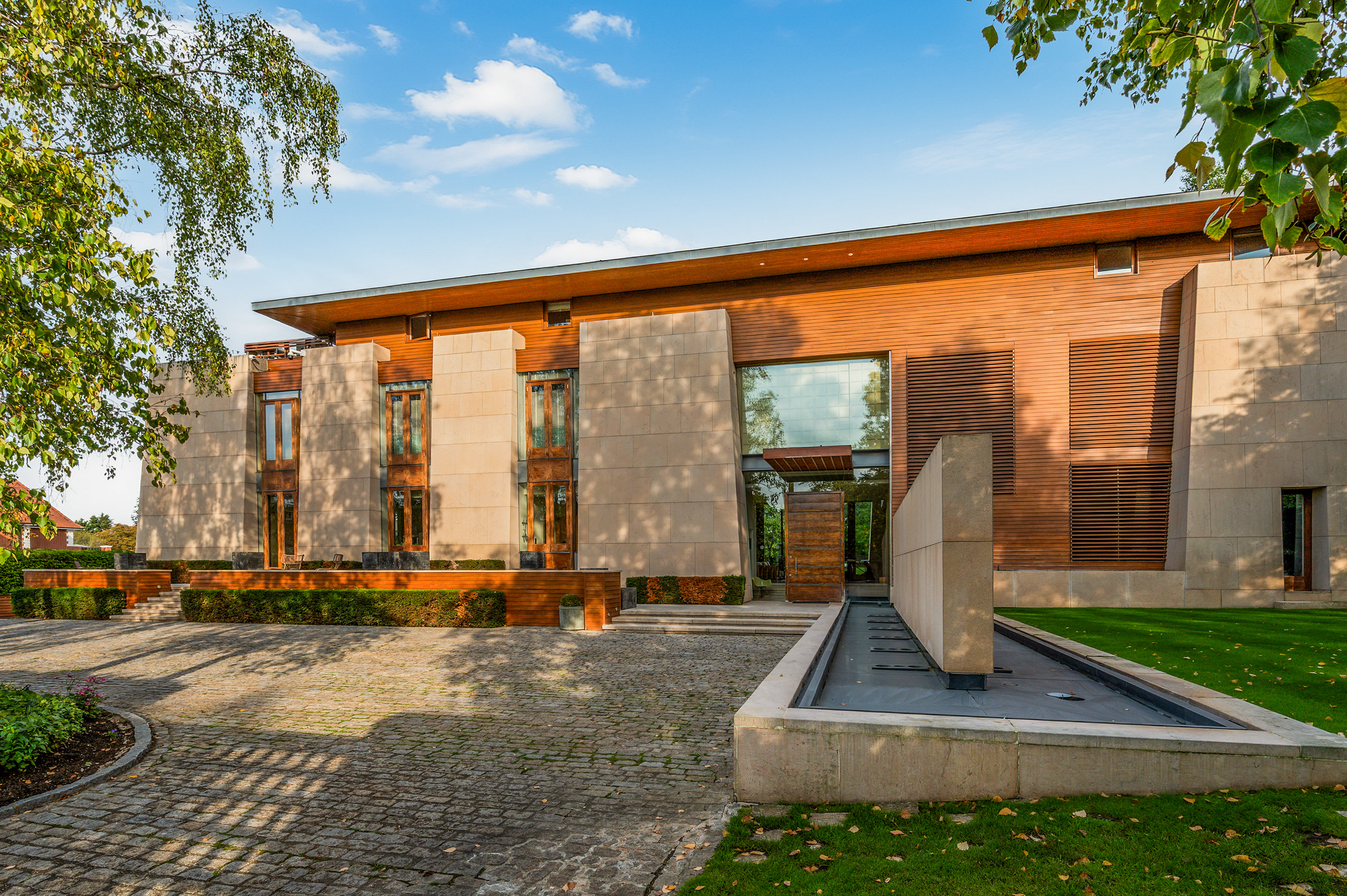  An architectural house on The Bishops Avenue with an indoor-outdoor pool - 物件實景