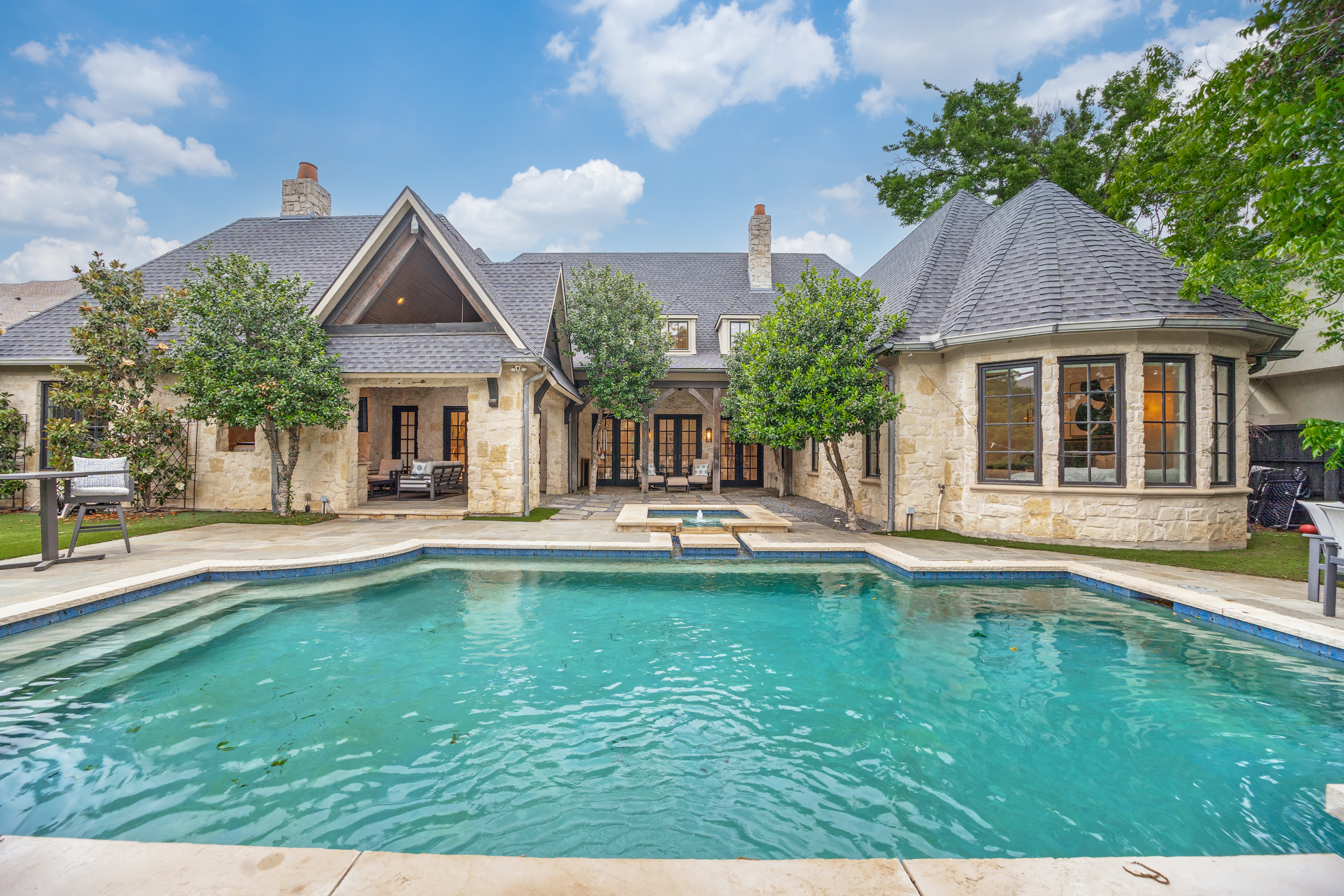  Grand, Light-Filled Retreat Designed for Entertaining in Preston Hollow - 物件實景