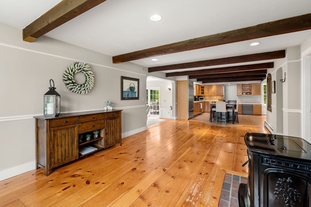 Paxton, Massachusetts, 01612, United States, 4 Bedrooms Bedrooms, ,4 BathroomsBathrooms,Residential,For Sale,1940308