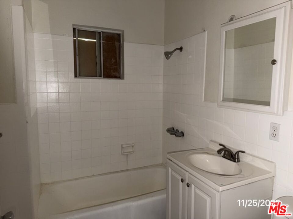 Los Angeles, California, 90019, United States, 6 Bedrooms Bedrooms, ,Residential,For Sale,1999080