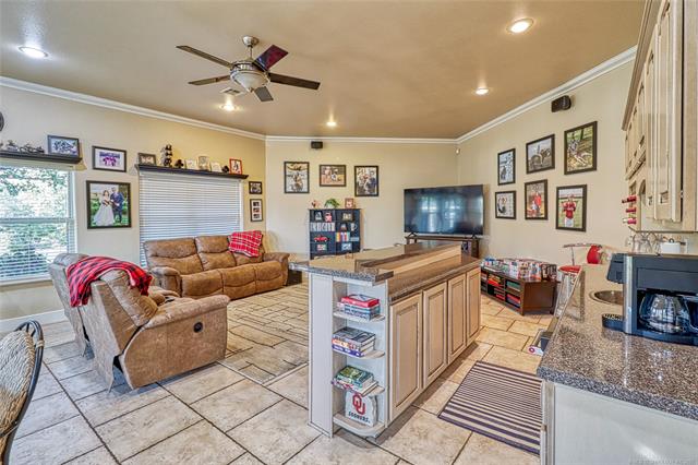 Eufaula, Oklahoma, 74432, United States, 3 Bedrooms Bedrooms, ,4 BathroomsBathrooms,Residential,For Sale,1976546