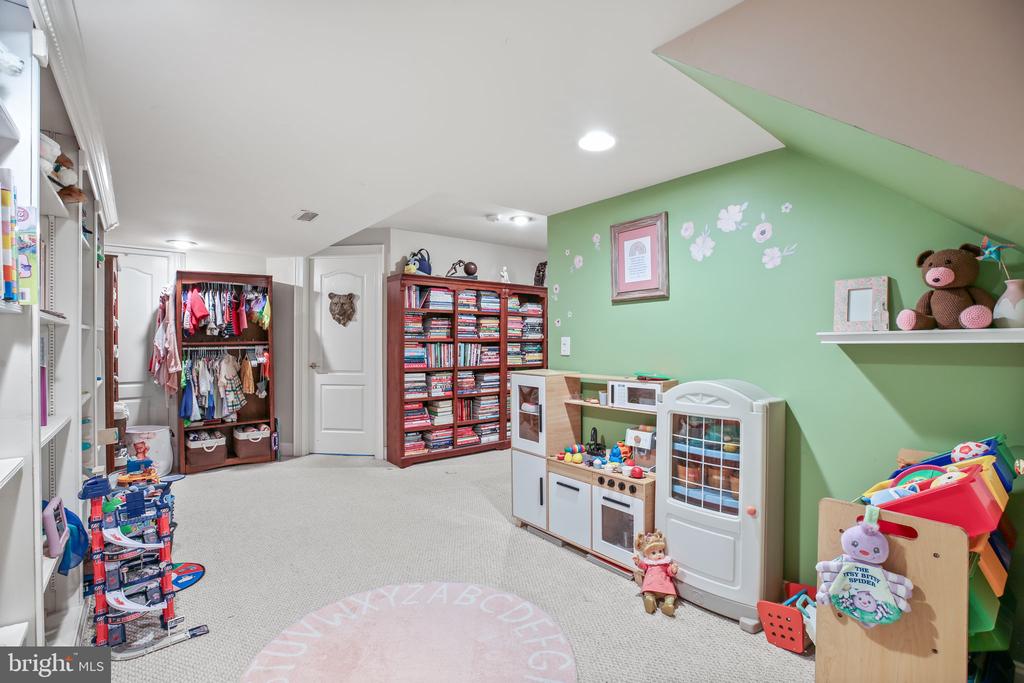 Fredericksburg, Virginia, 22407, United States, 5 Bedrooms Bedrooms, ,5 BathroomsBathrooms,Residential,For Sale,1927805