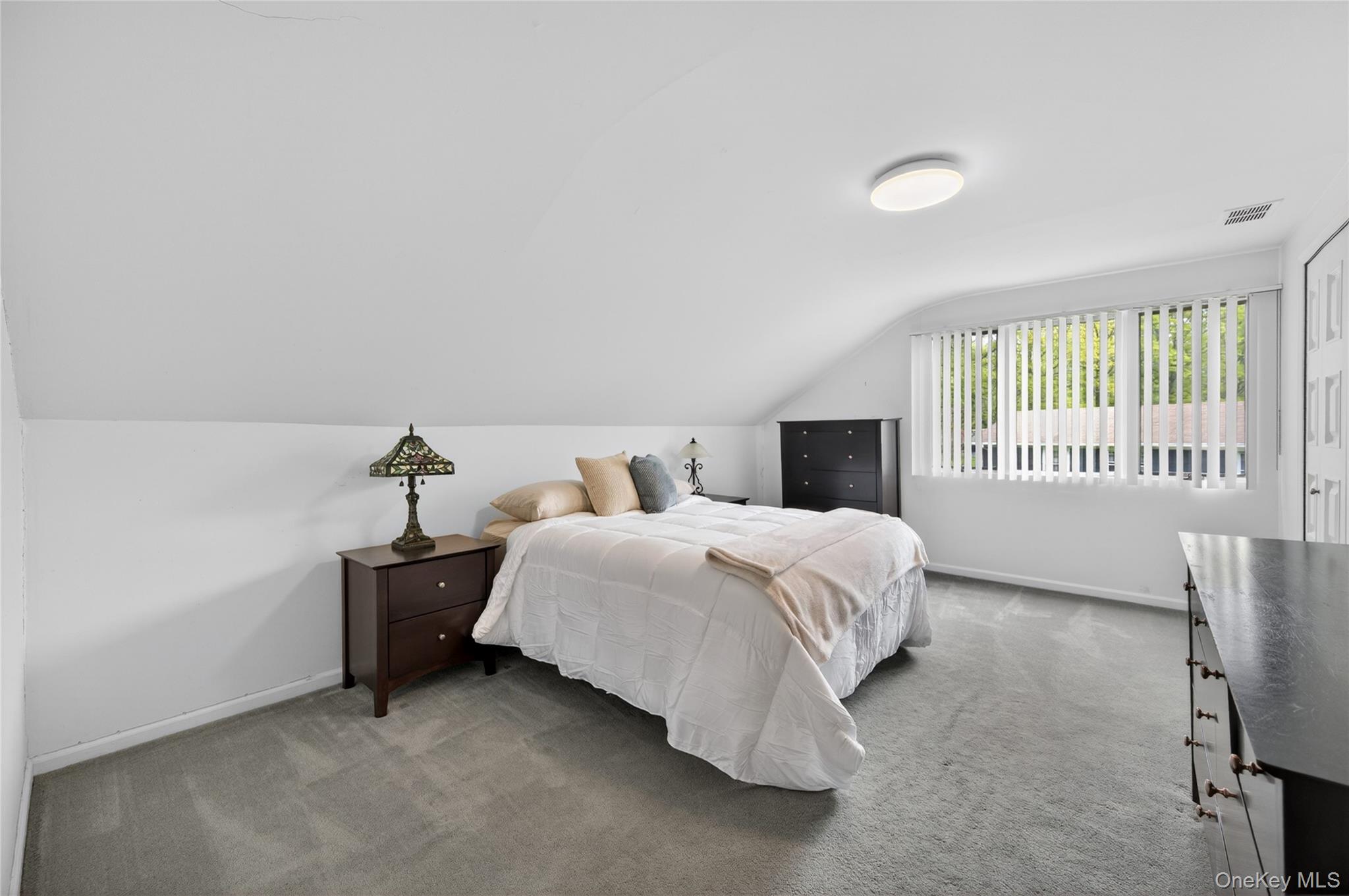  24 Thorngrove Lane, Dix Hills, NY, 11746 - 物件實景