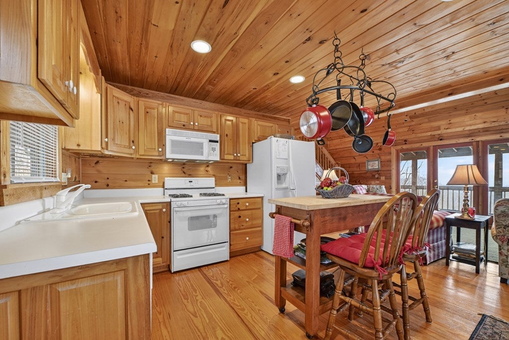 Ellijay, Georgia, 30536, United States, 3 Bedrooms Bedrooms, ,3 BathroomsBathrooms,Residential,For Sale,2009787