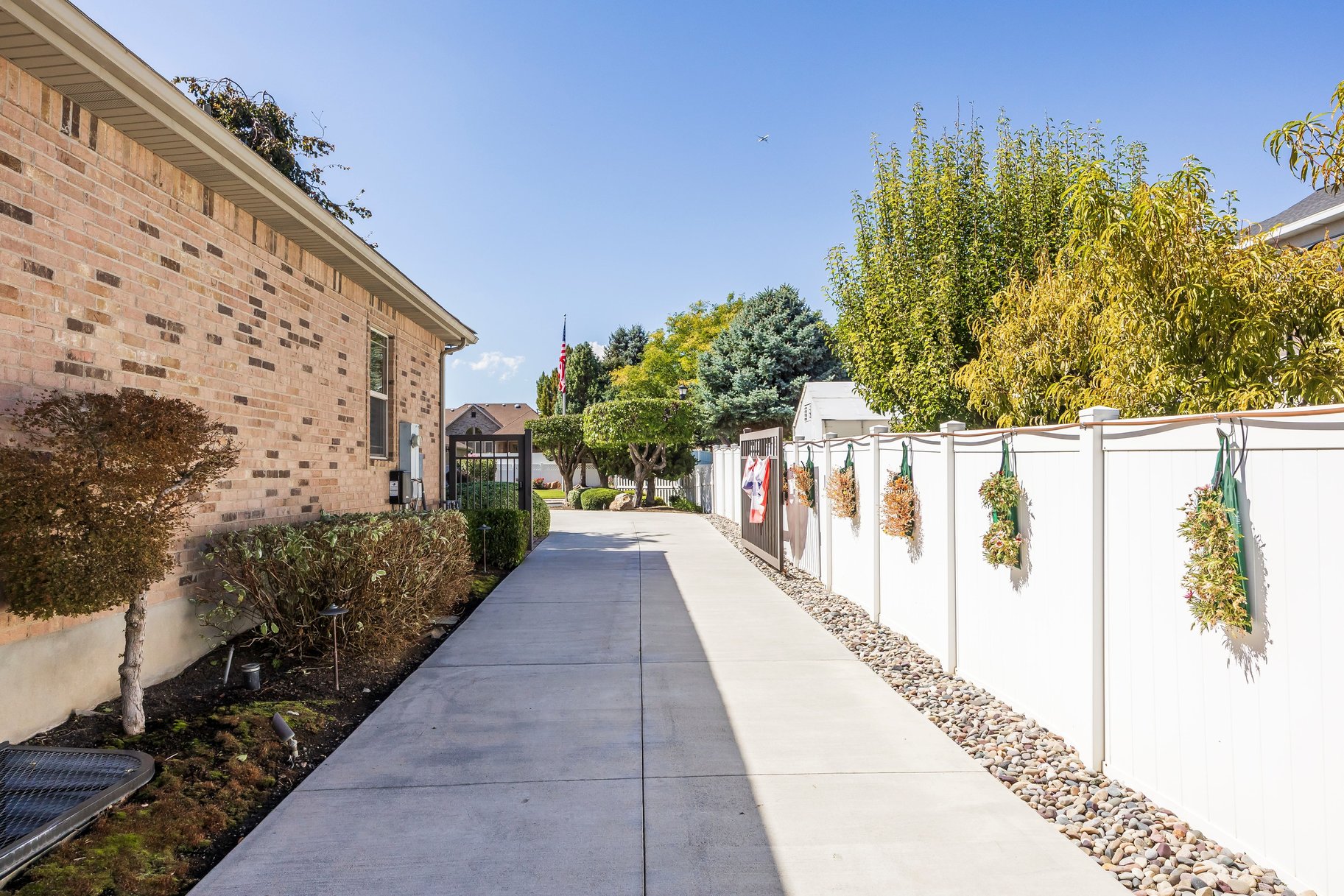  Custom South Jordan Rambler with Koi Pond, RV Parking & ADU Apartment - 物件實景