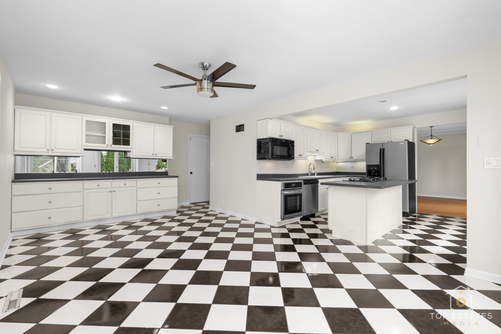 Palatine, Illinois, 60067, United States, 4 Bedrooms Bedrooms, ,3 BathroomsBathrooms,Residential,For Sale,1967917