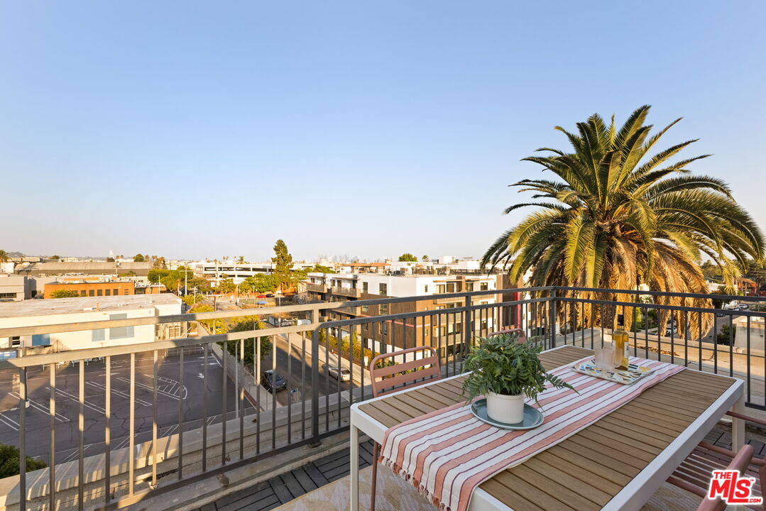 Los Angeles, California, 90038, United States, 2 Bedrooms Bedrooms, ,2 BathroomsBathrooms,Residential,For Sale,1917105