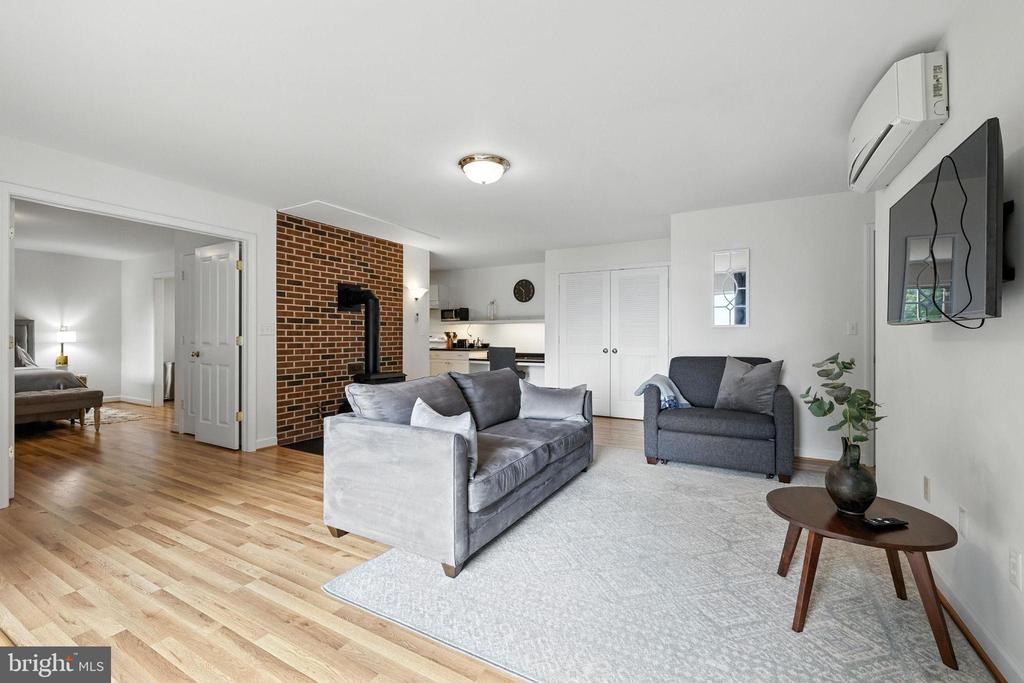 Chester Gap, Virginia, 22623, United States, 4 Bedrooms Bedrooms, ,4 BathroomsBathrooms,Residential,For Sale,1980820