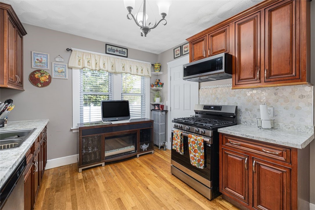 Cranston, Rhode Island, 02910, United States, 3 Bedrooms Bedrooms, ,3 BathroomsBathrooms,Residential,For Sale,1969292