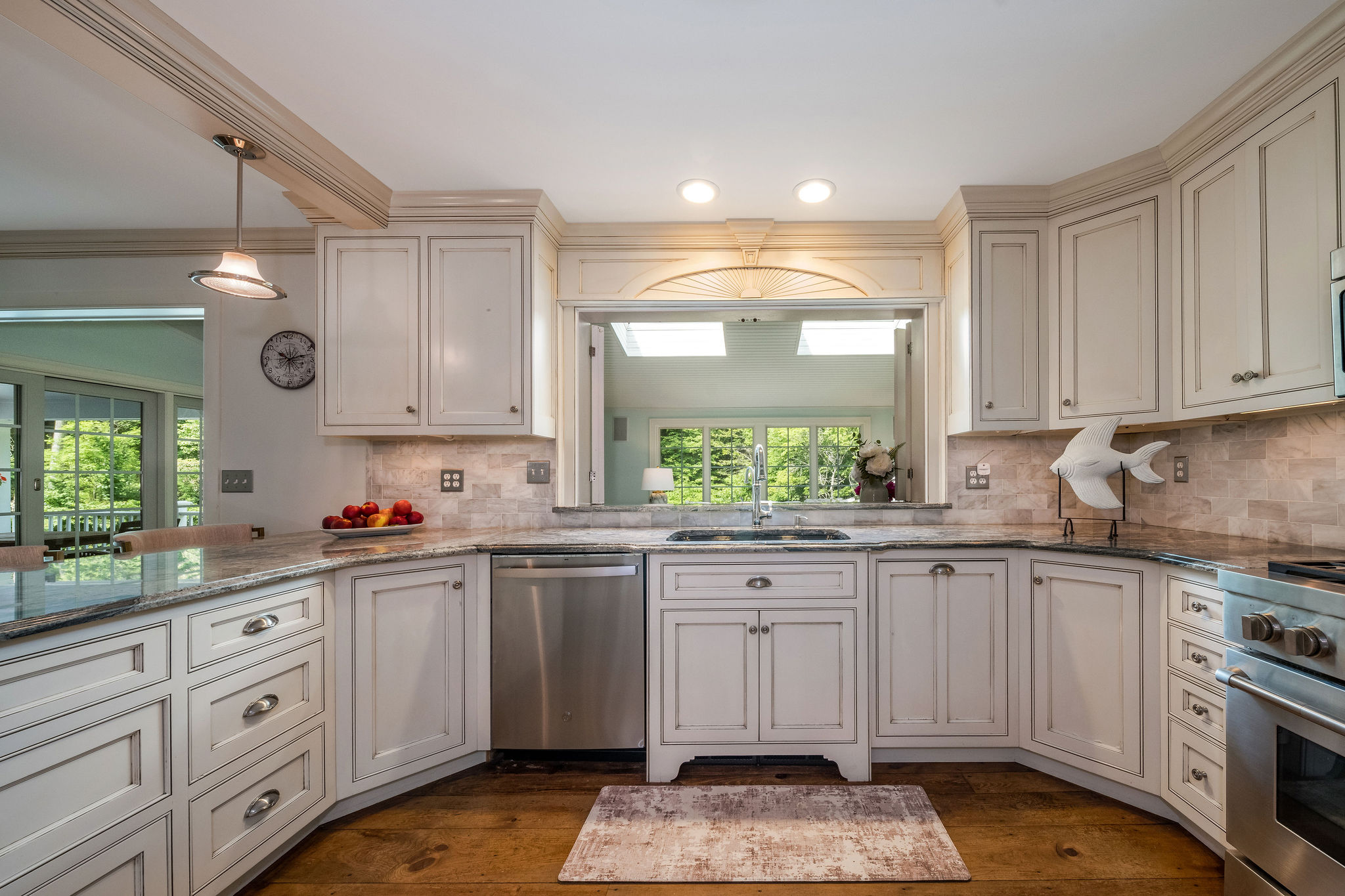  Experience shoreline luxury in this exceptional Colonial home - 物件實景